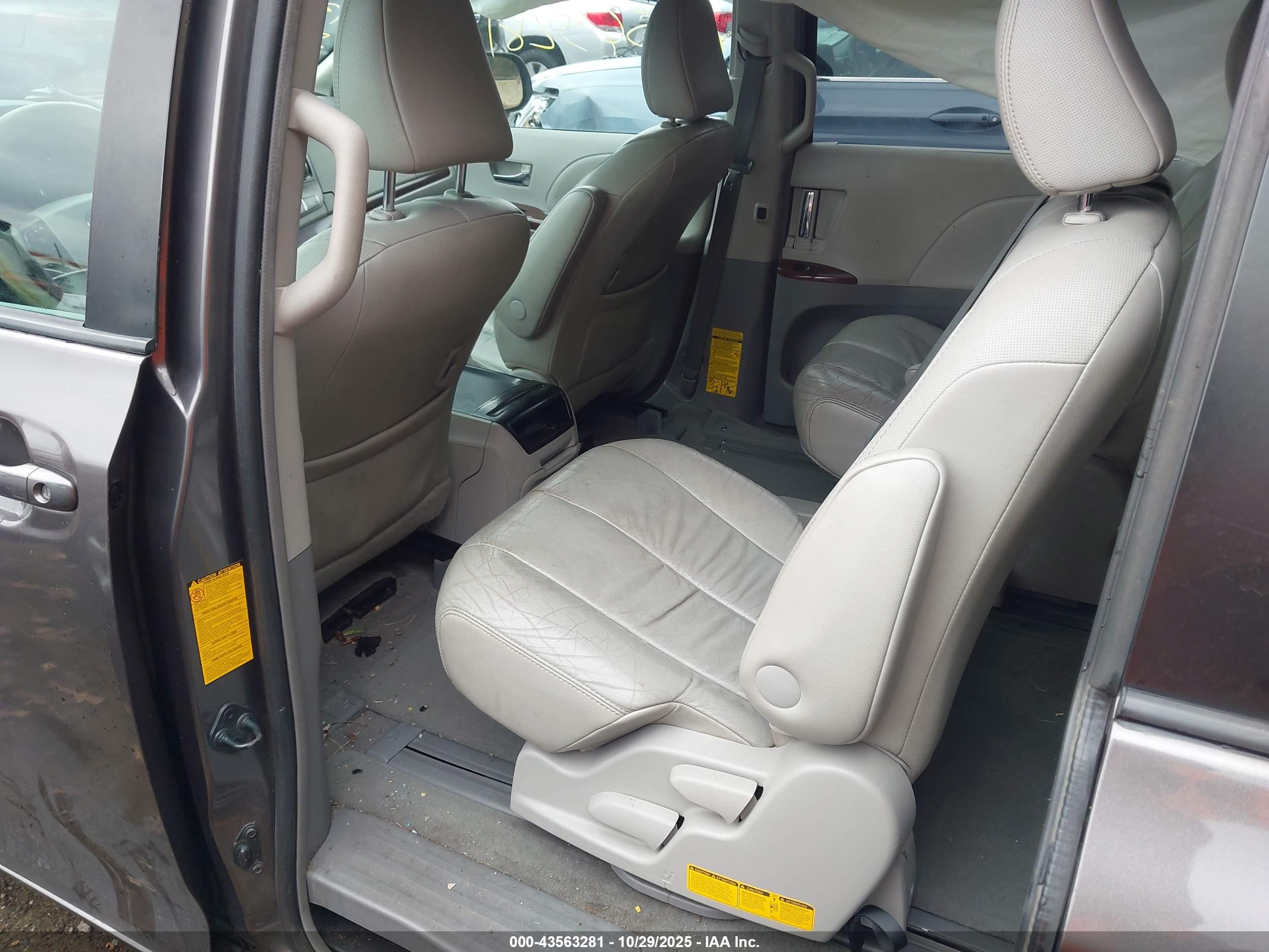 TOYOTA SIENNA image 8