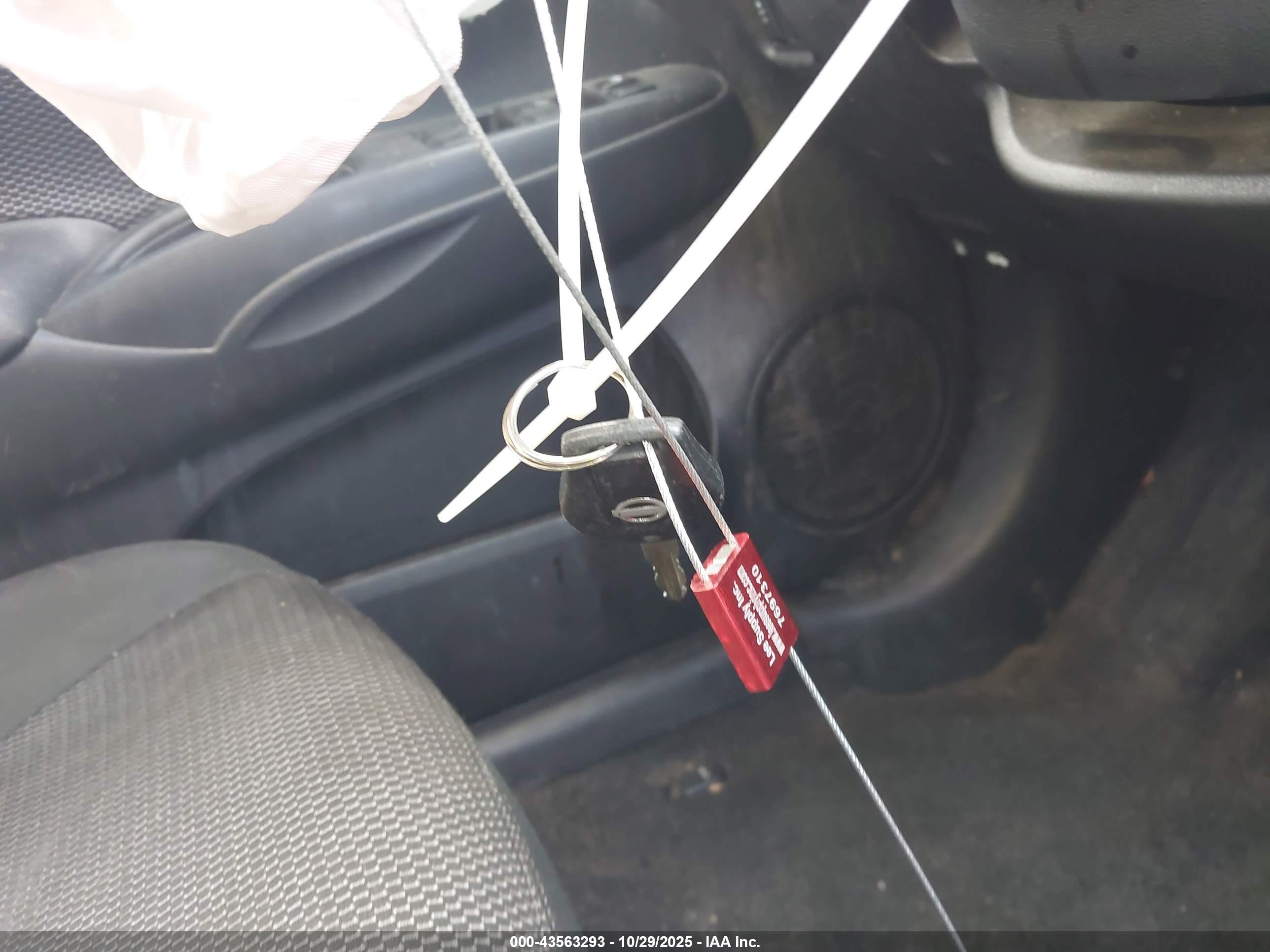 NISSAN VERSA image 11