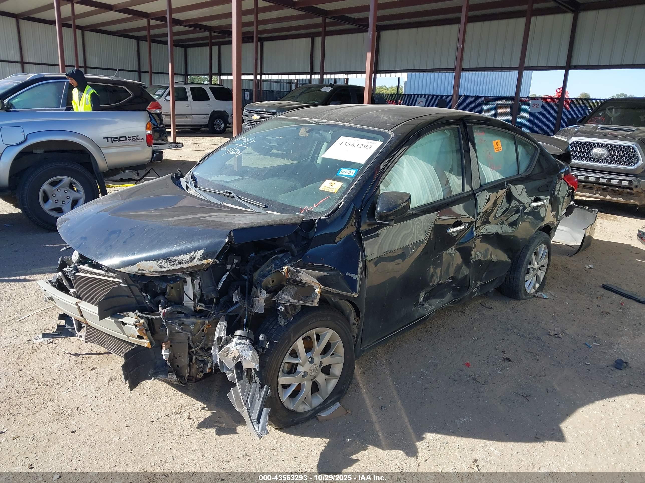NISSAN VERSA image 2