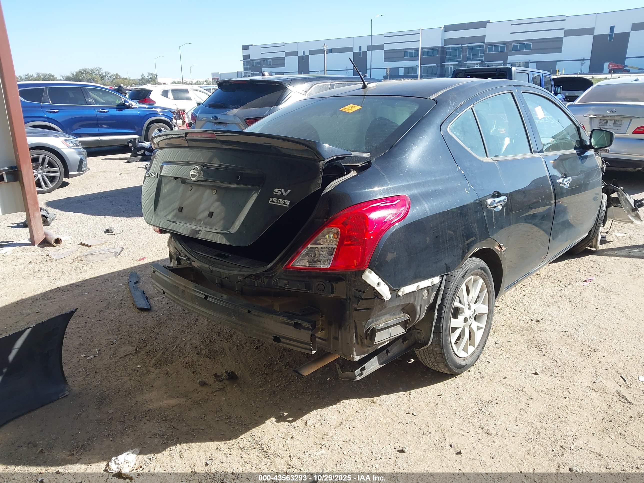 NISSAN VERSA image 6