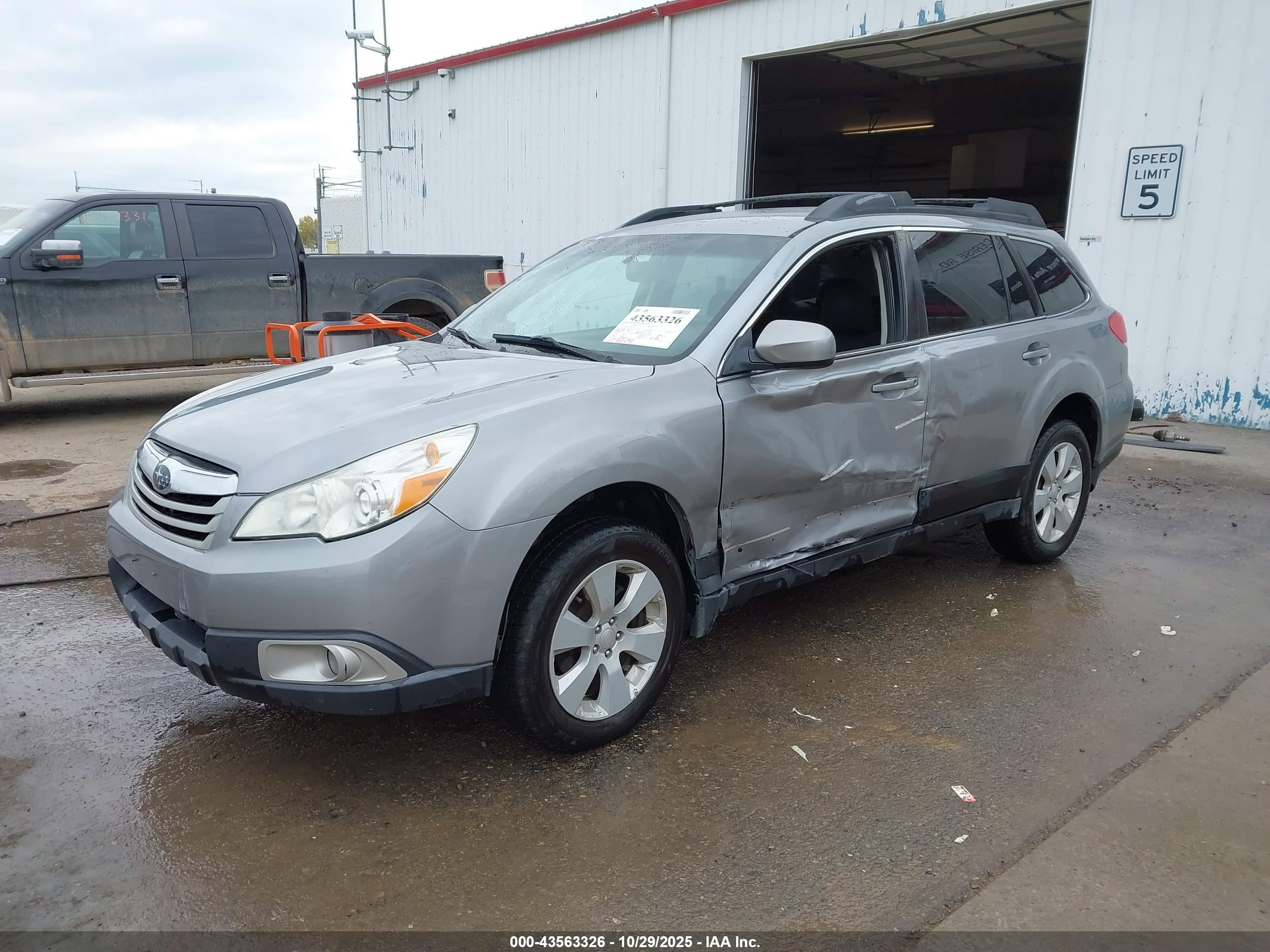 SUBARU OUTBACK image 2