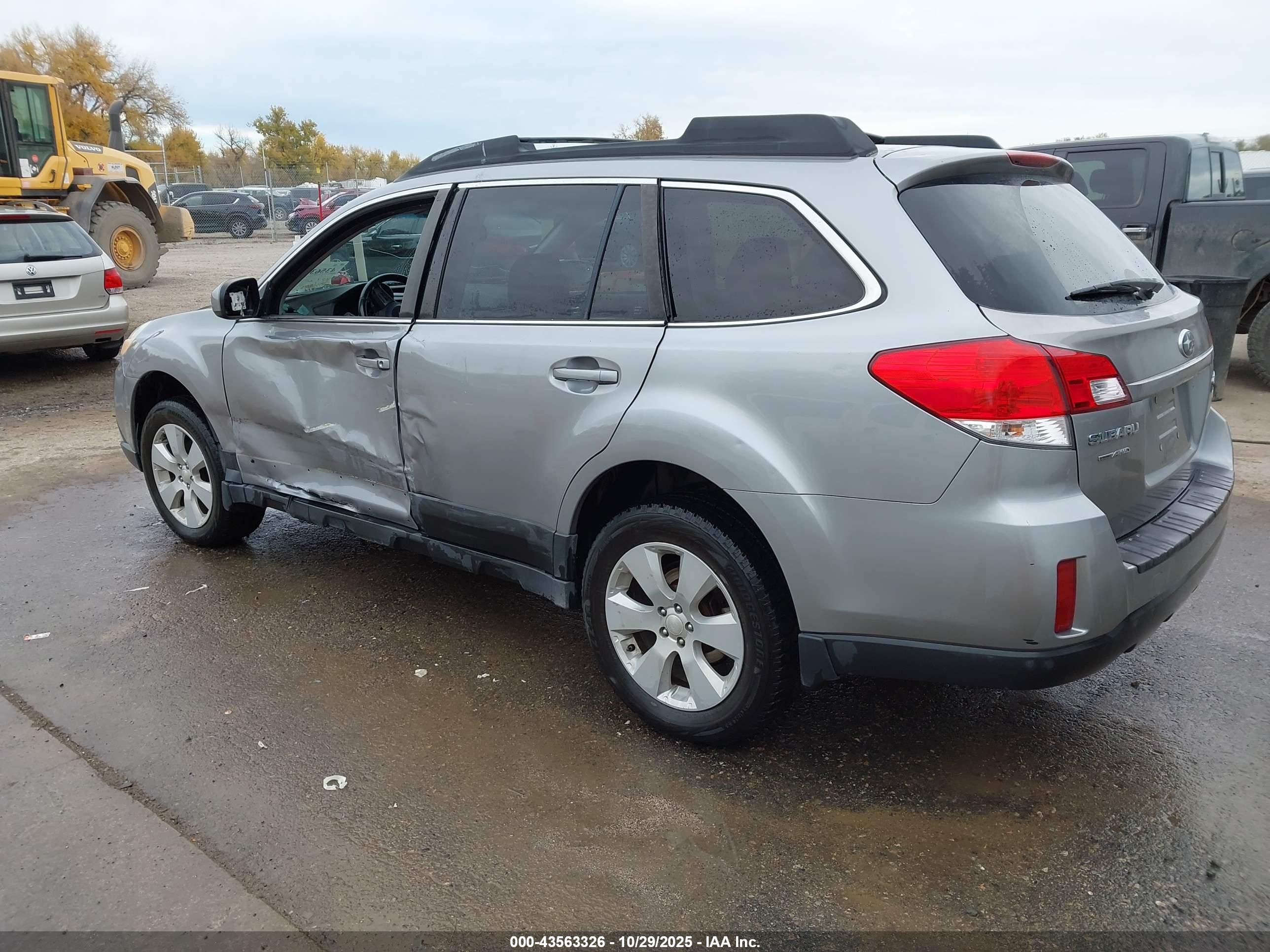 SUBARU OUTBACK image 3