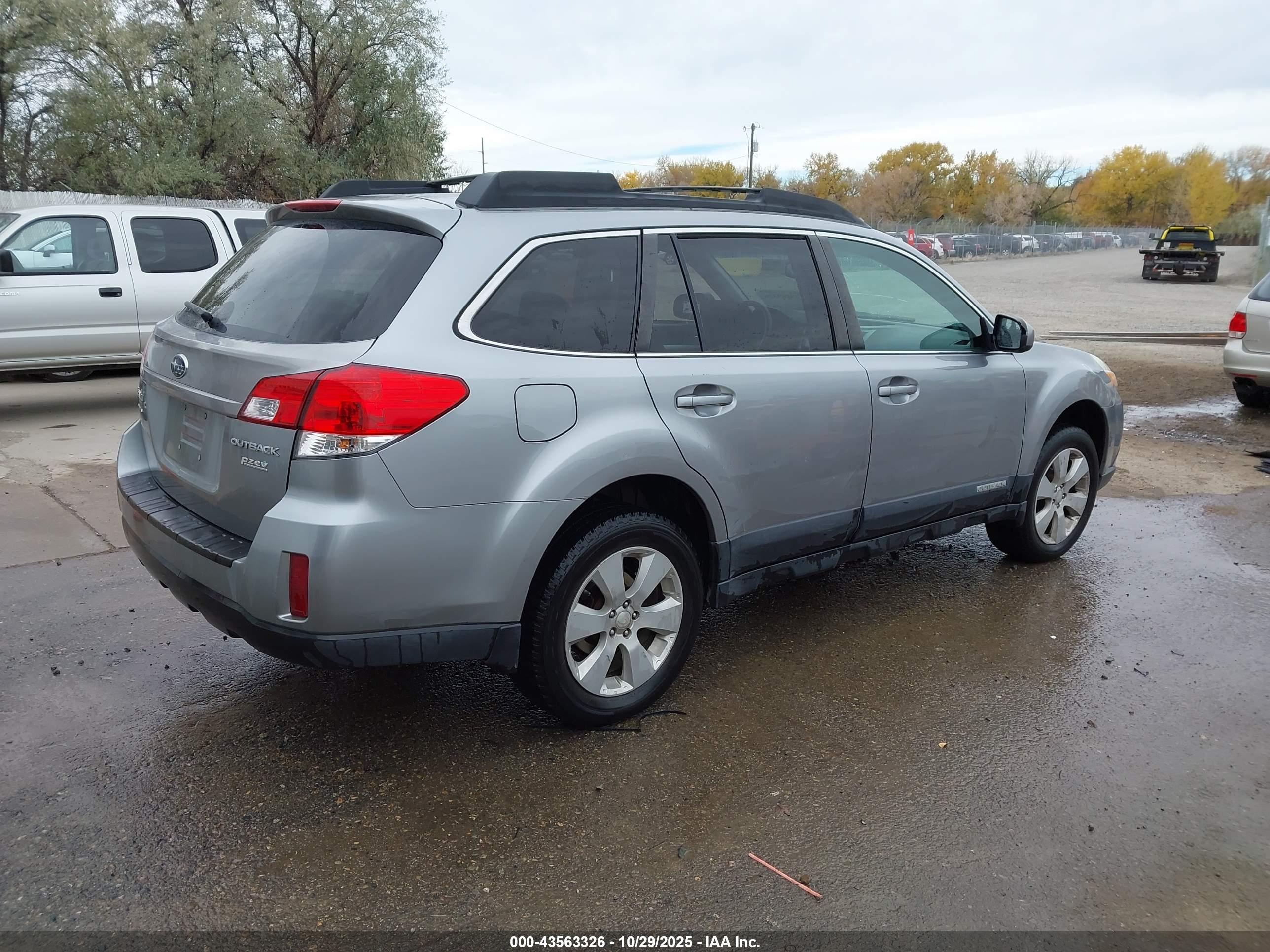 SUBARU OUTBACK image 4