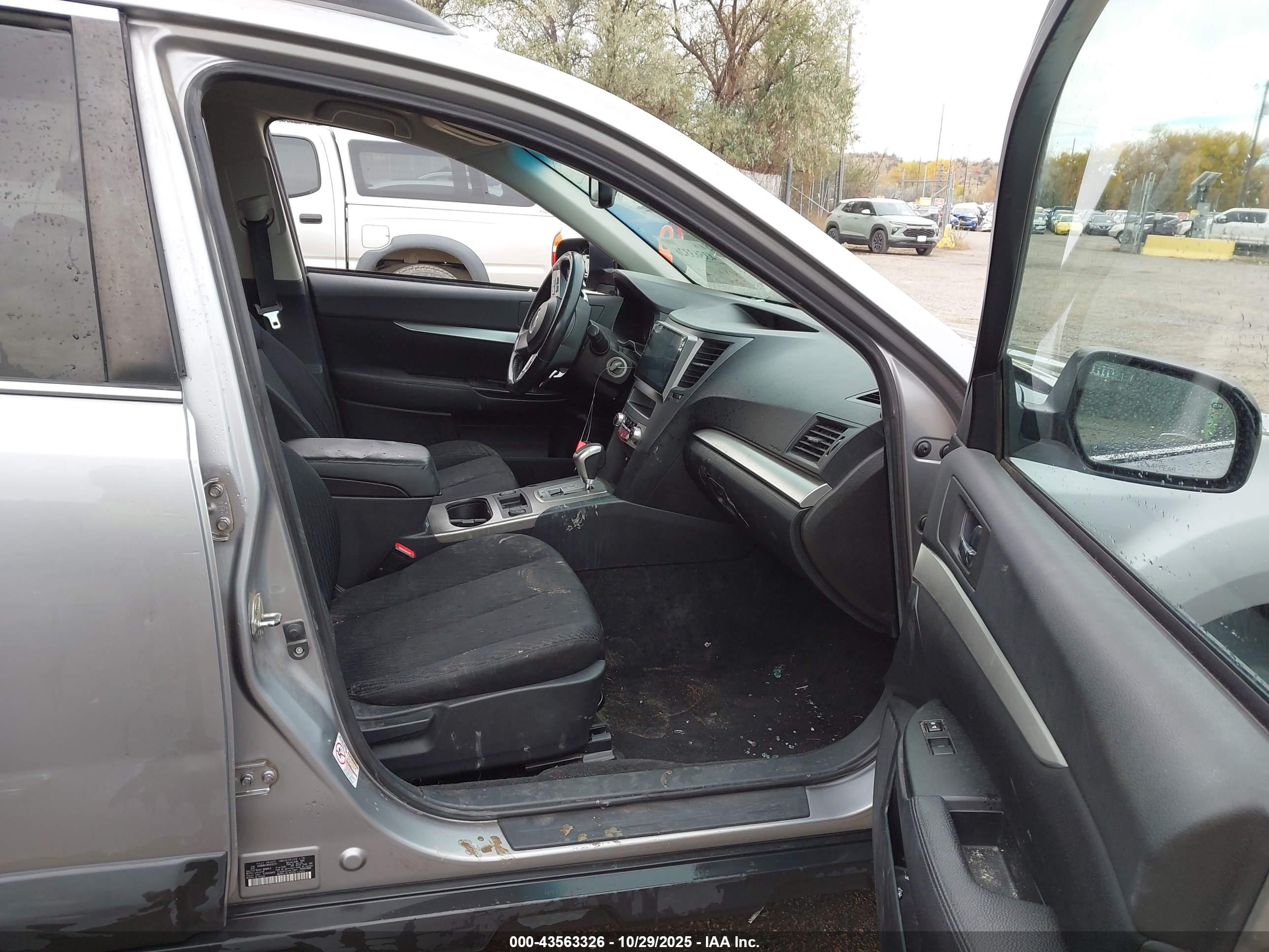 SUBARU OUTBACK image 5