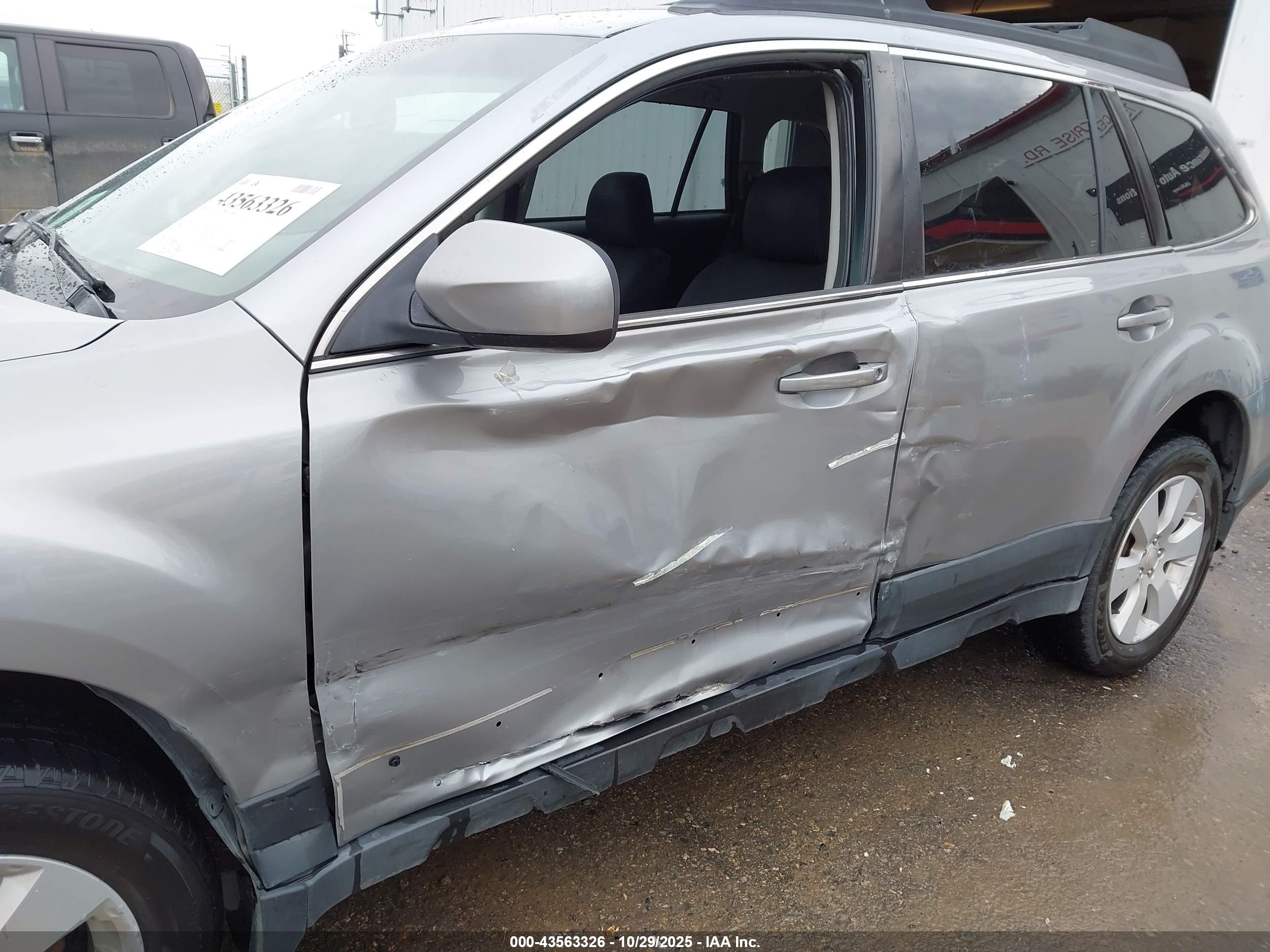 SUBARU OUTBACK image 6