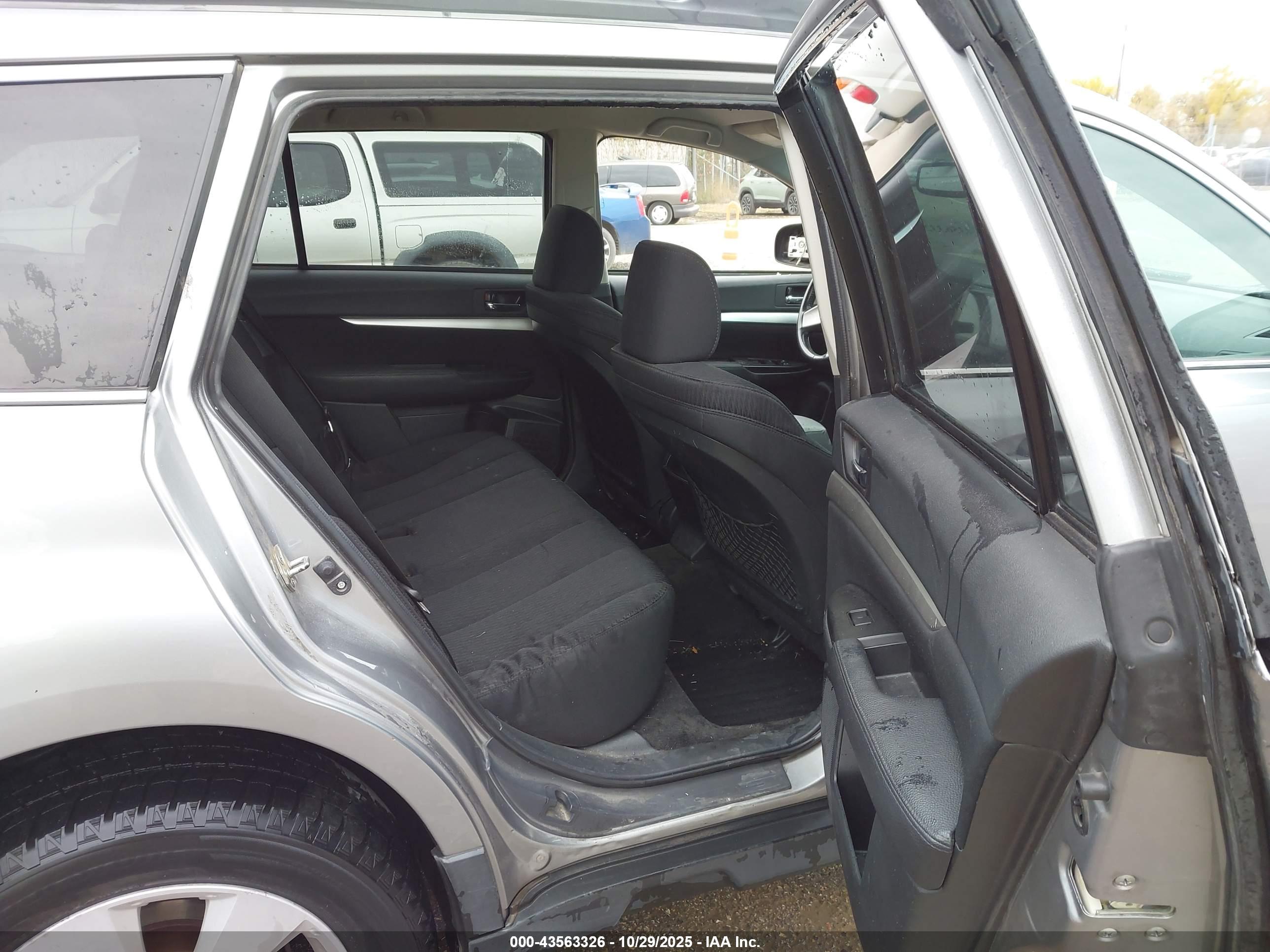 SUBARU OUTBACK image 8
