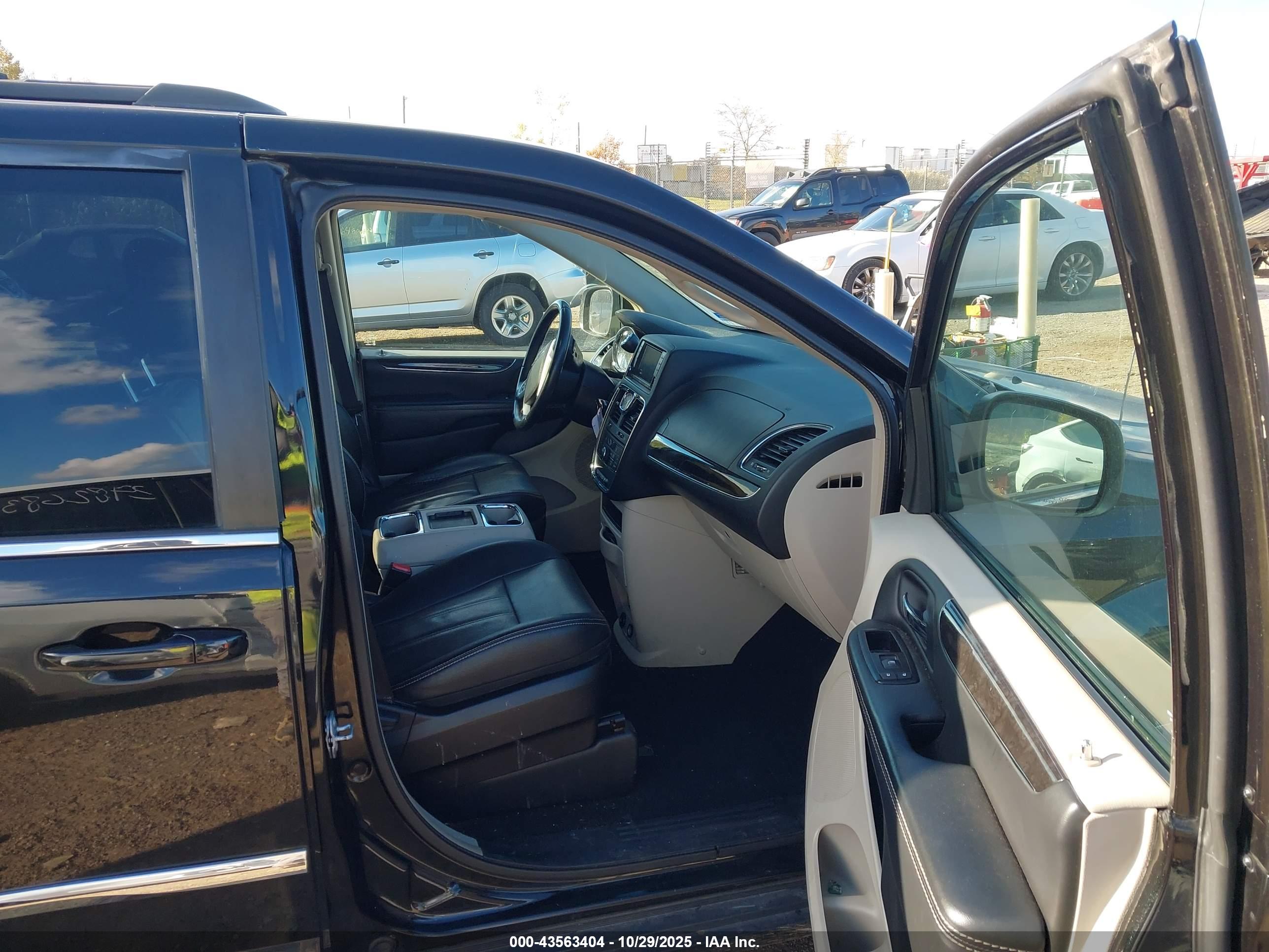 CHRYSLER TOWN image 5