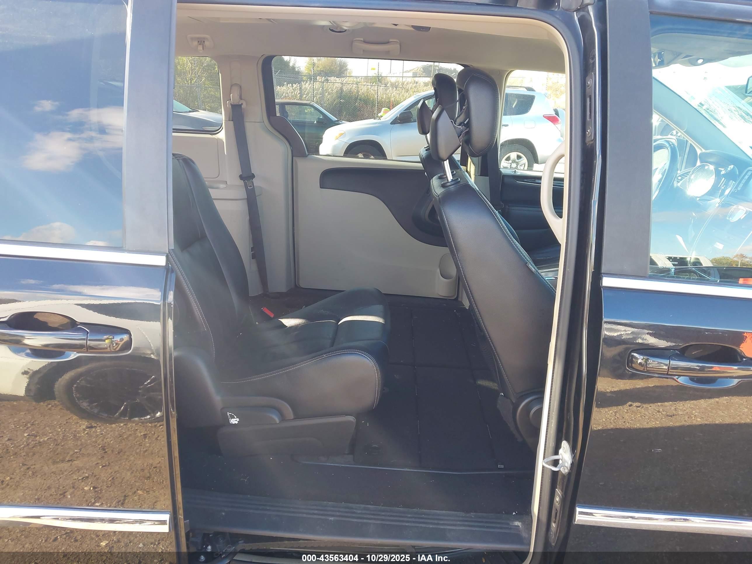 CHRYSLER TOWN image 8