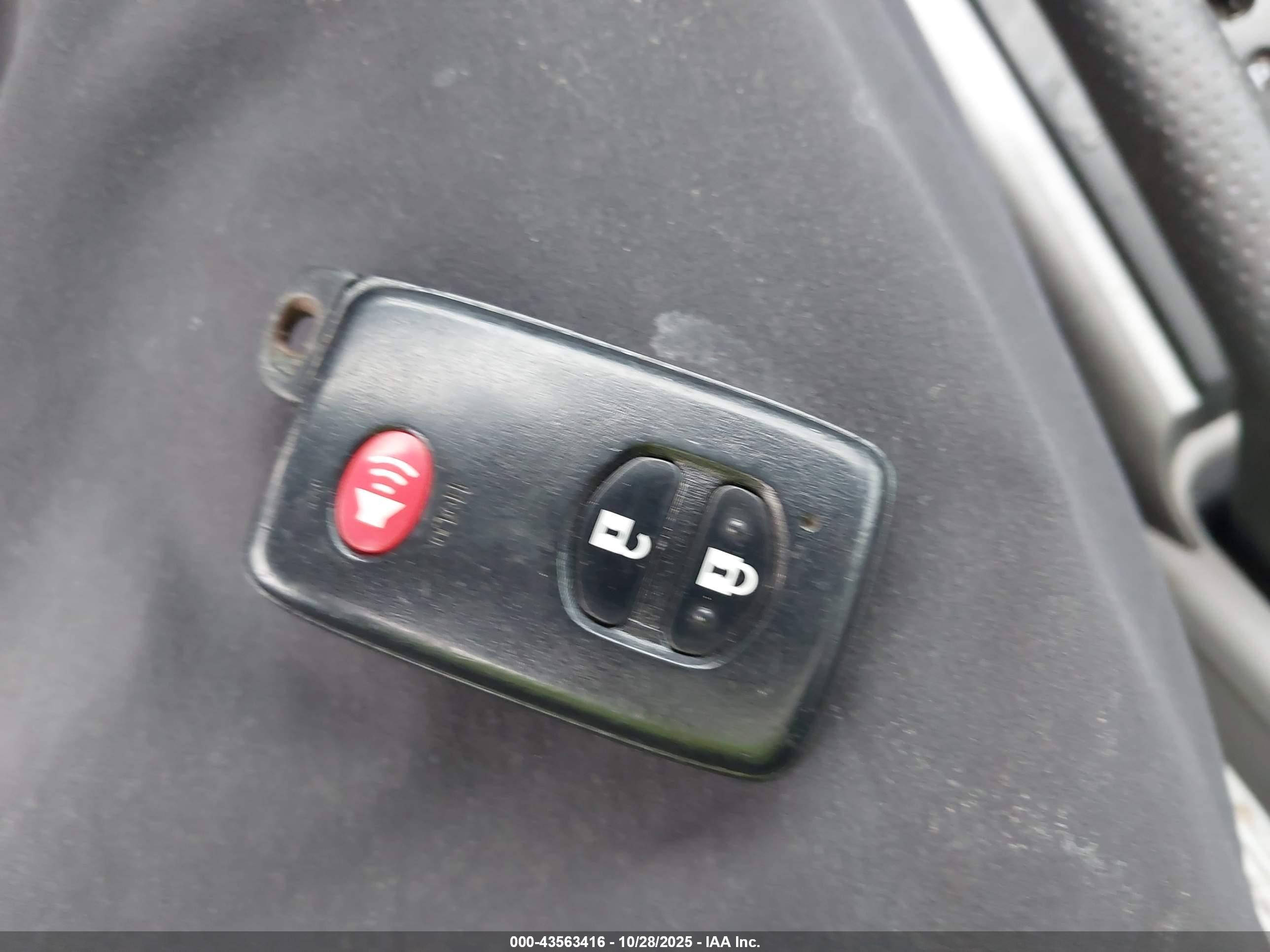 TOYOTA RAV4 image 11