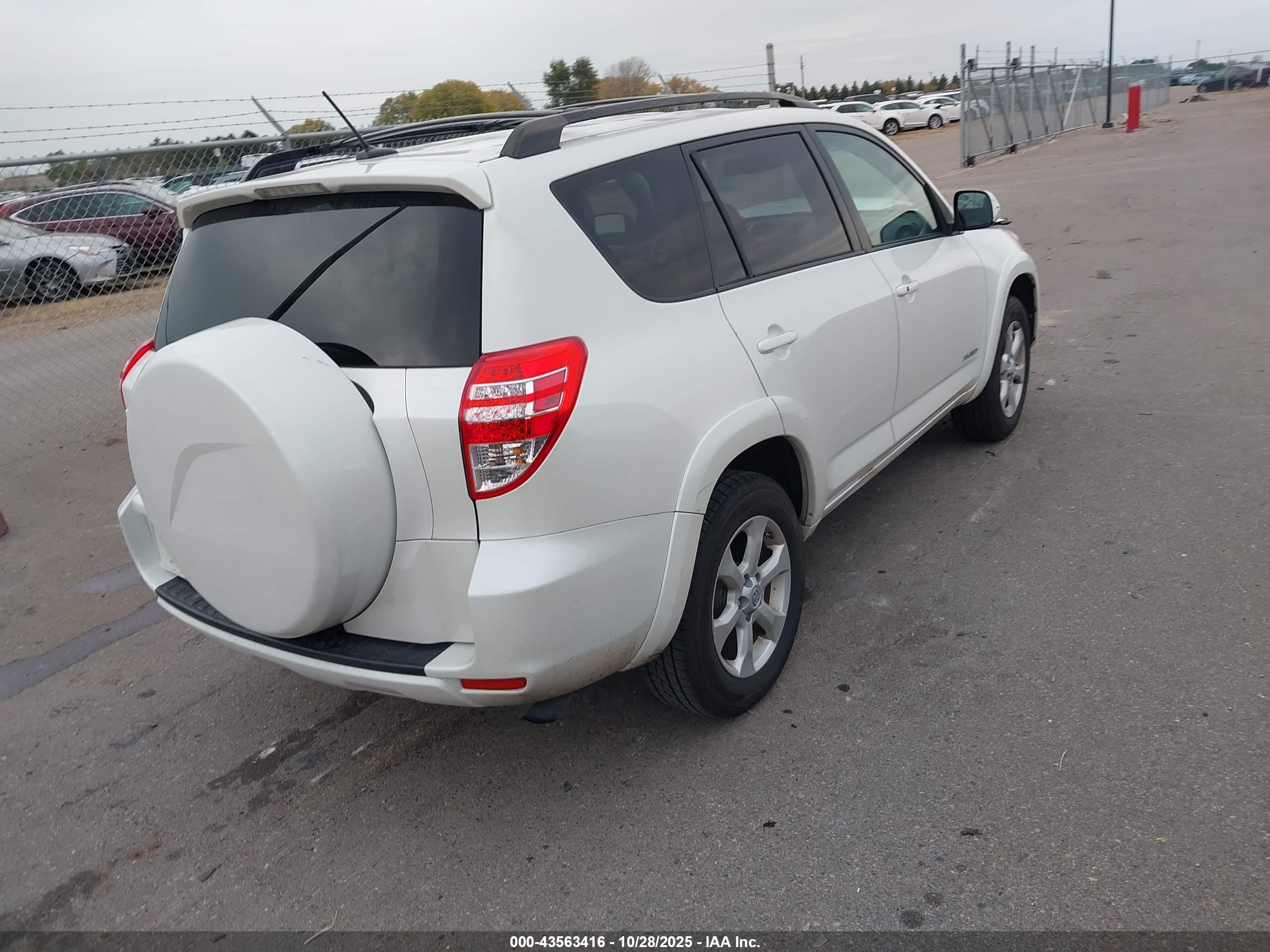 TOYOTA RAV4 image 4