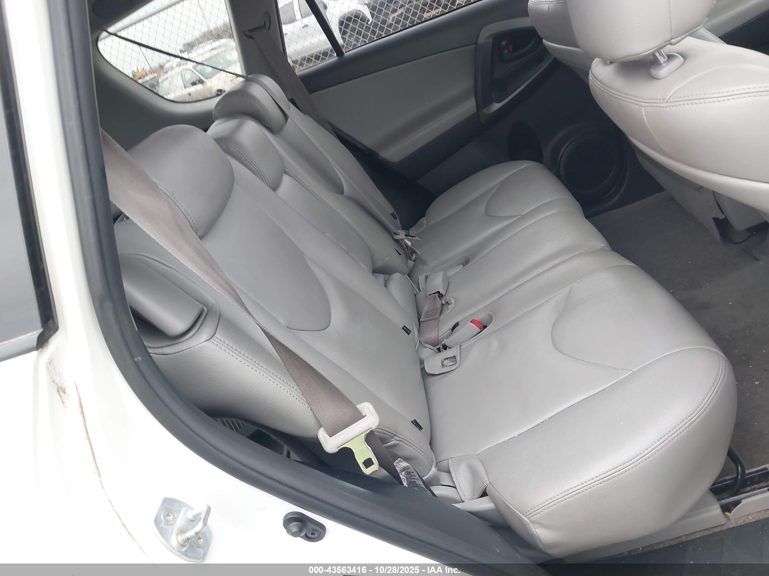 TOYOTA RAV4 image 8