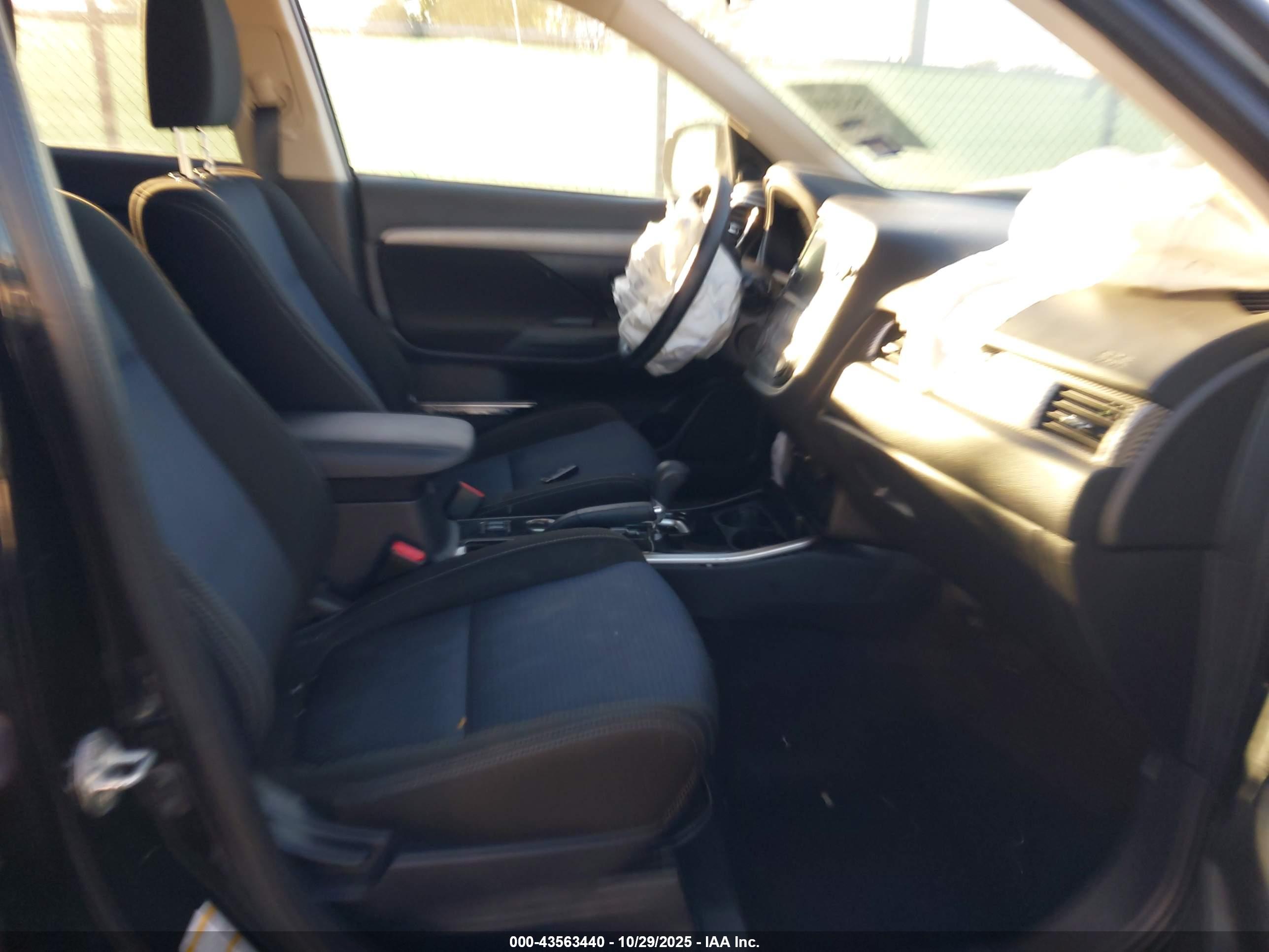 MITSUBISHI OUTLANDER image 5