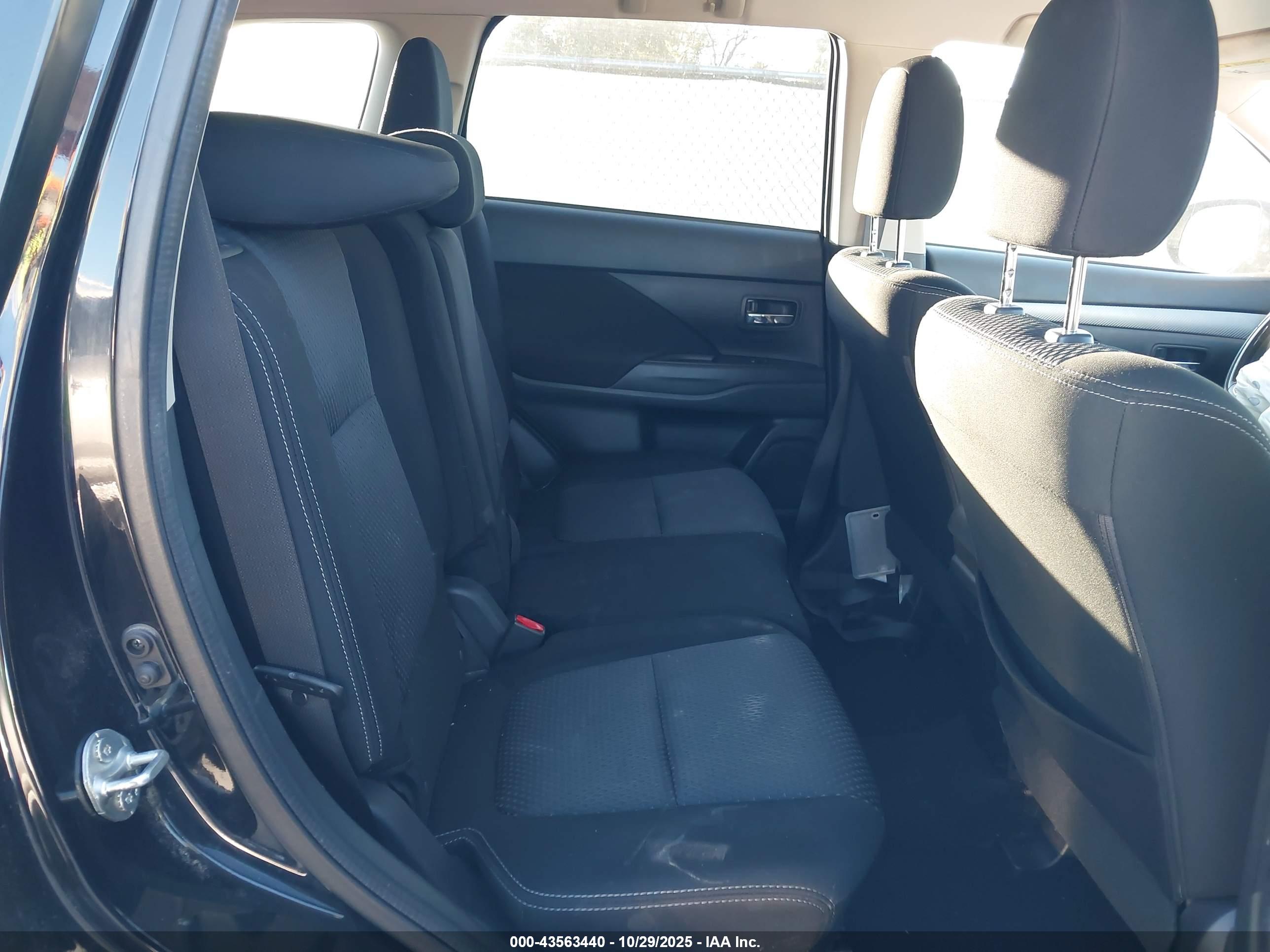 MITSUBISHI OUTLANDER image 8