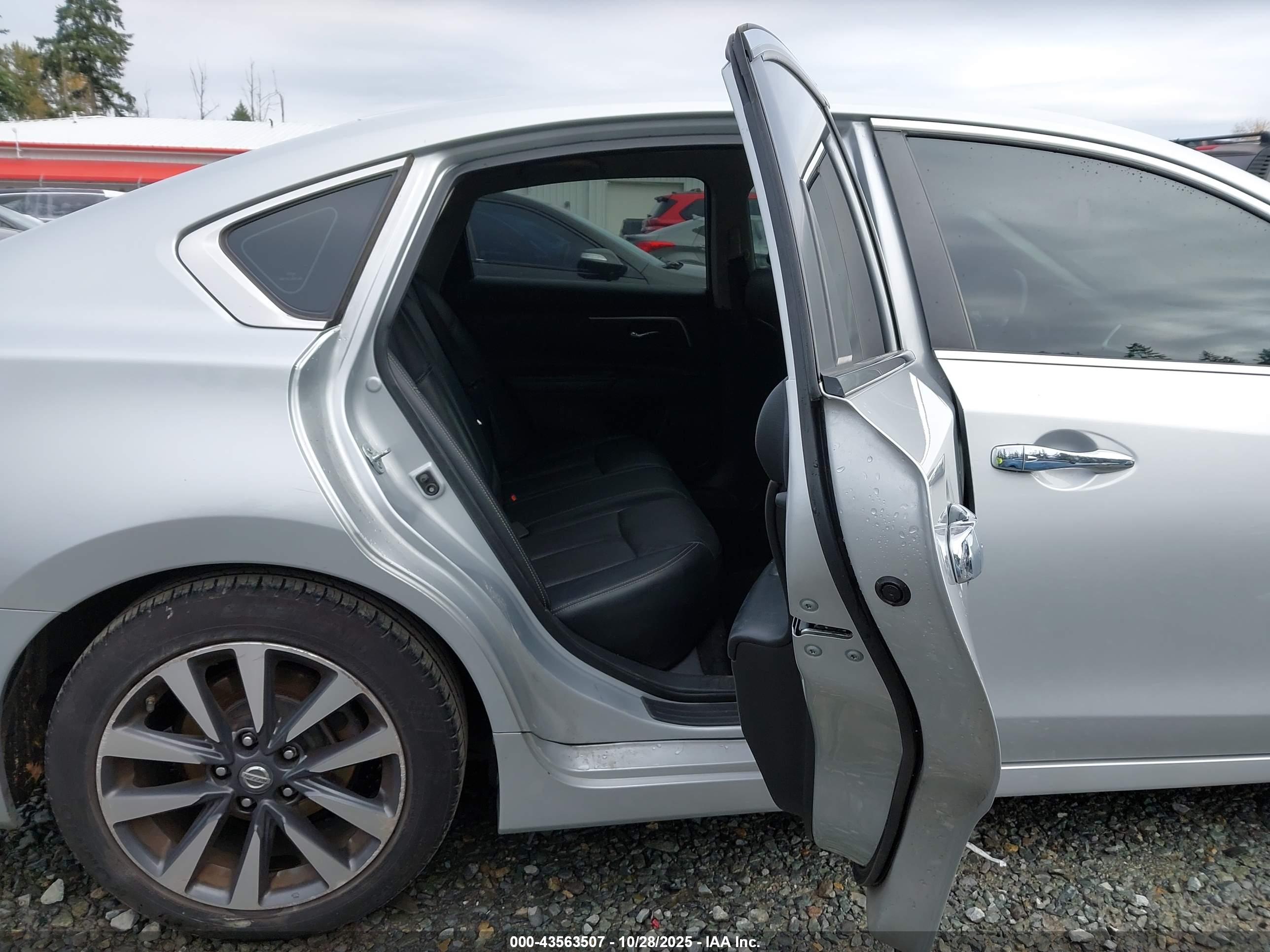 NISSAN ALTIMA image 8