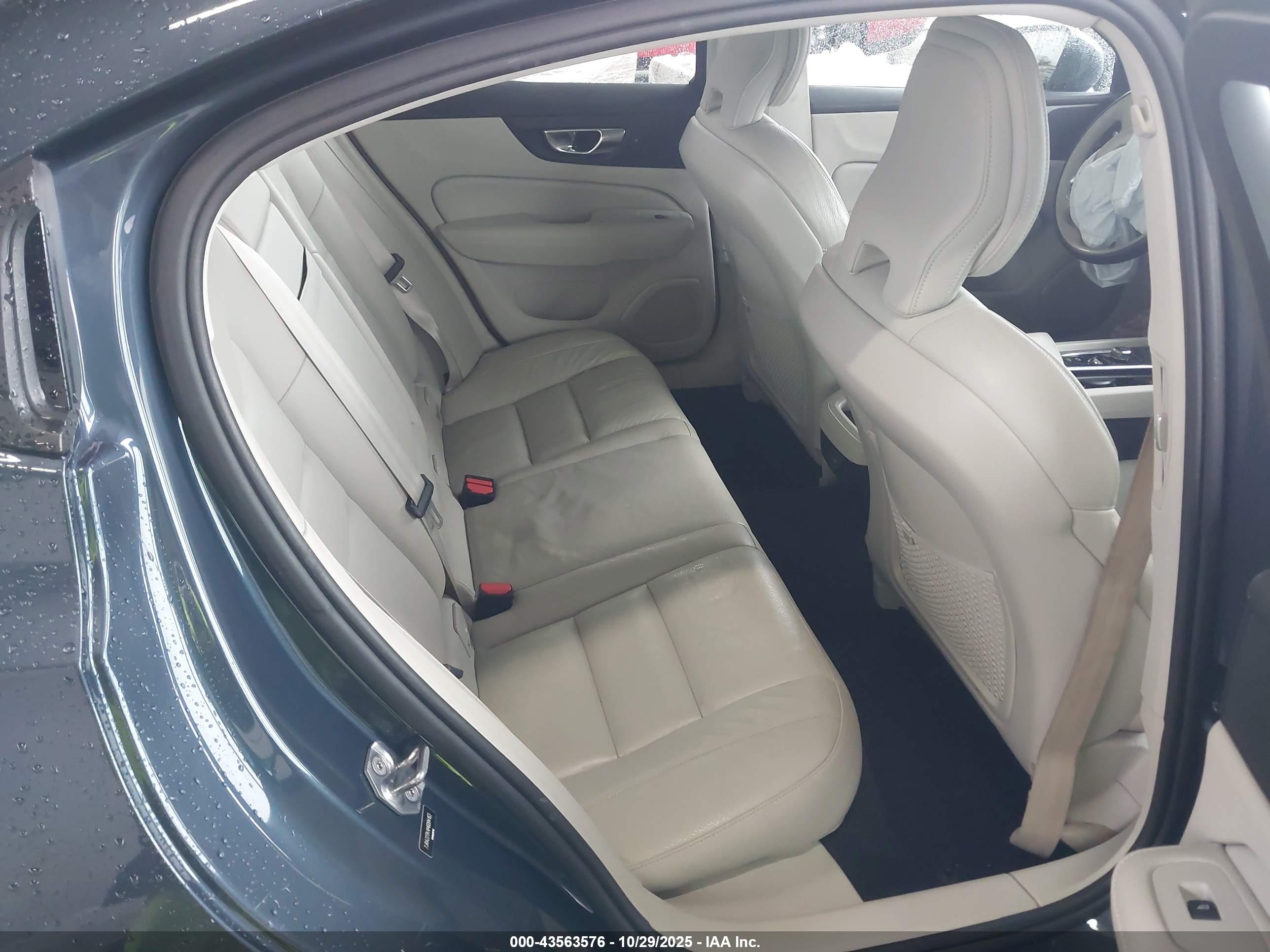 VOLVO S60 image 8