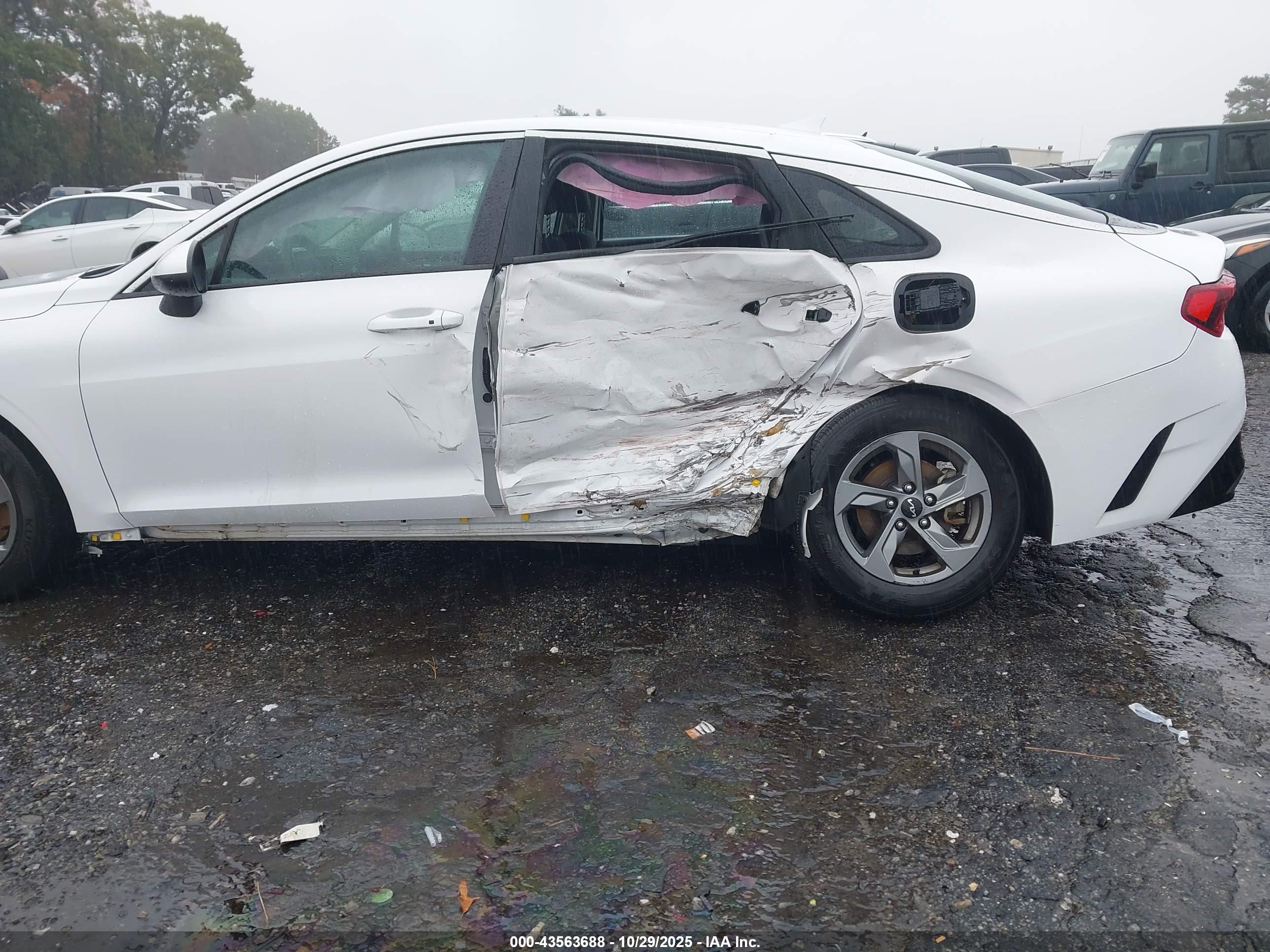 KIA K5 image 6