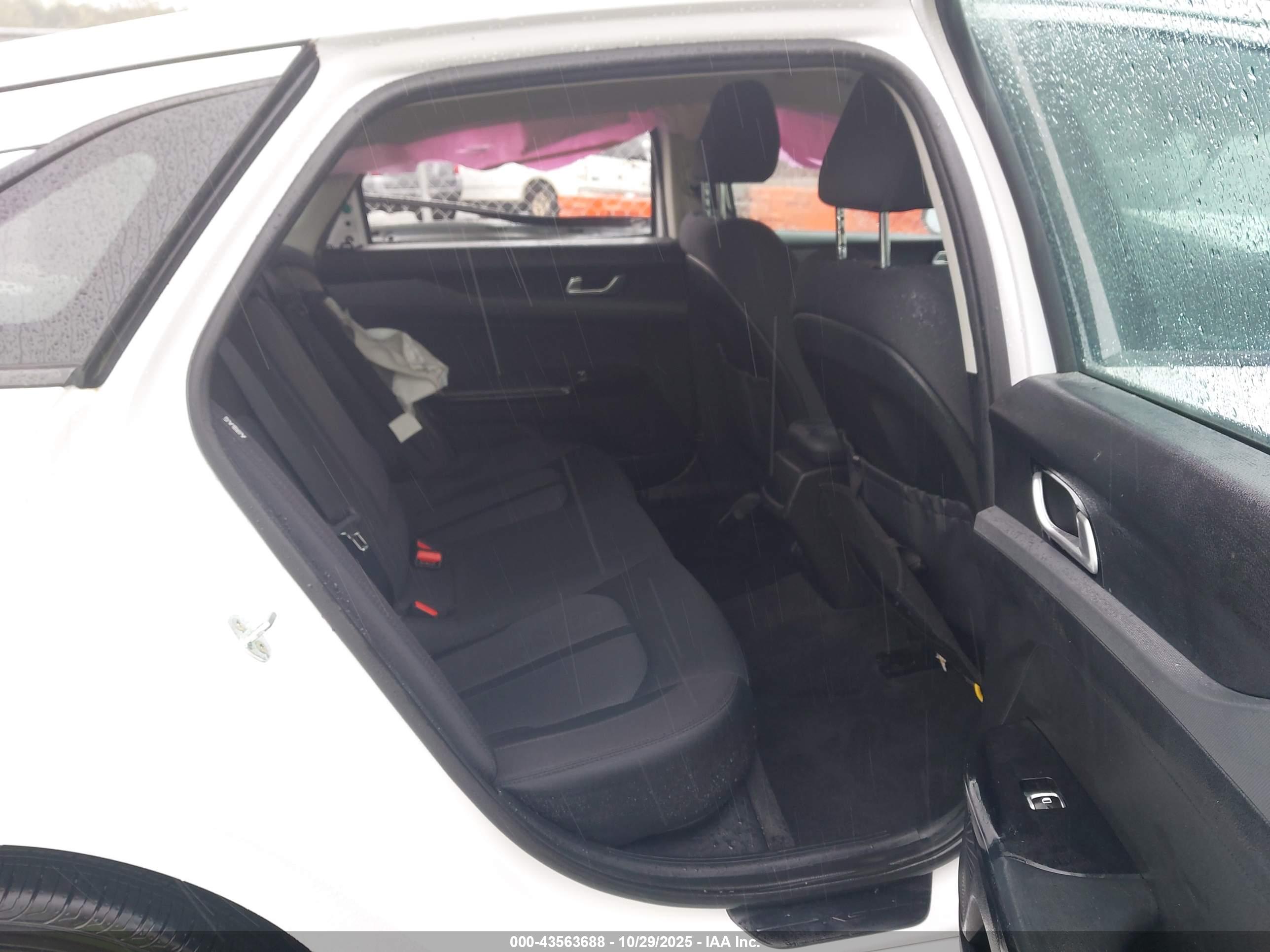 KIA K5 image 8