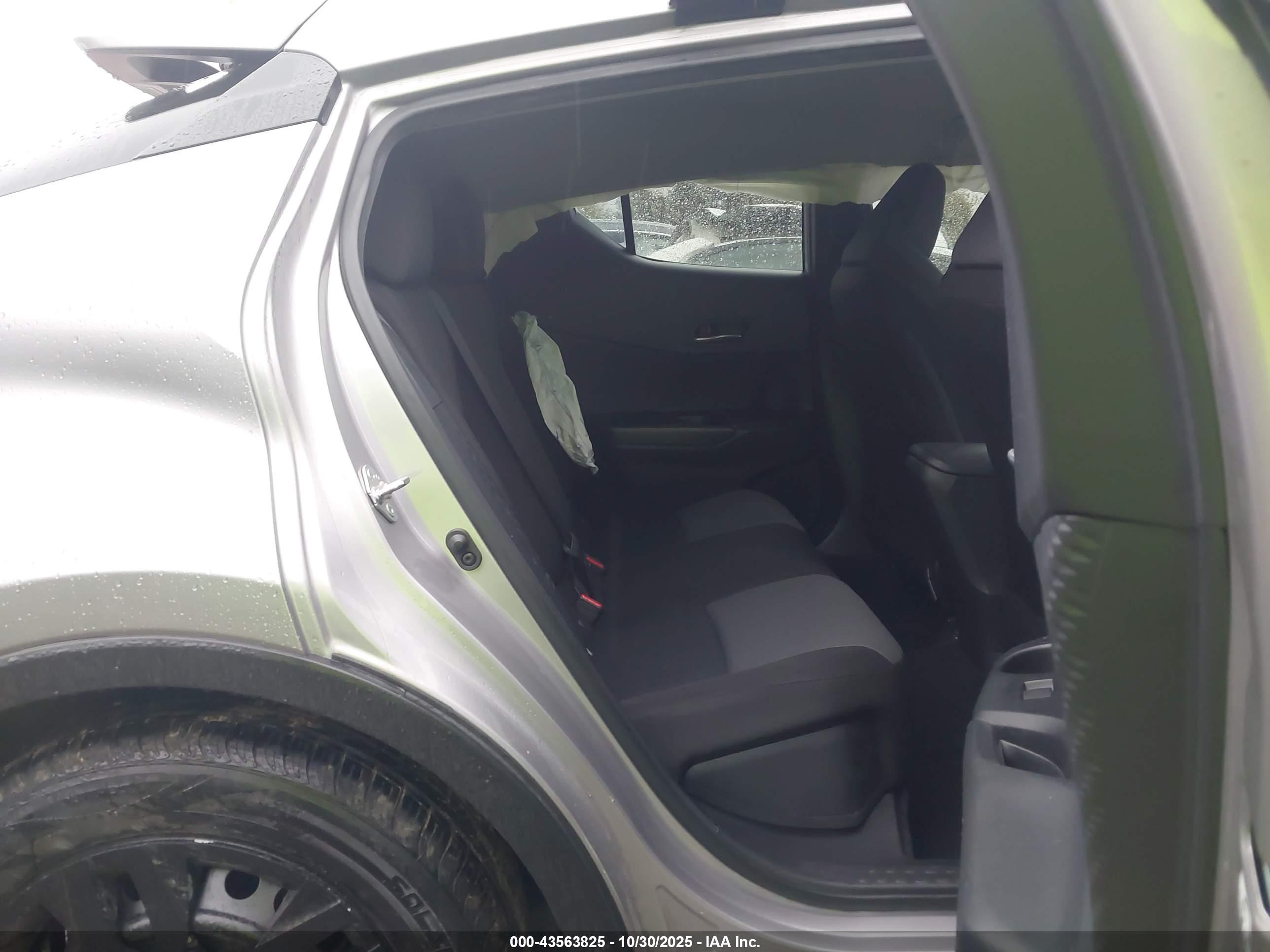 TOYOTA C-HR image 8