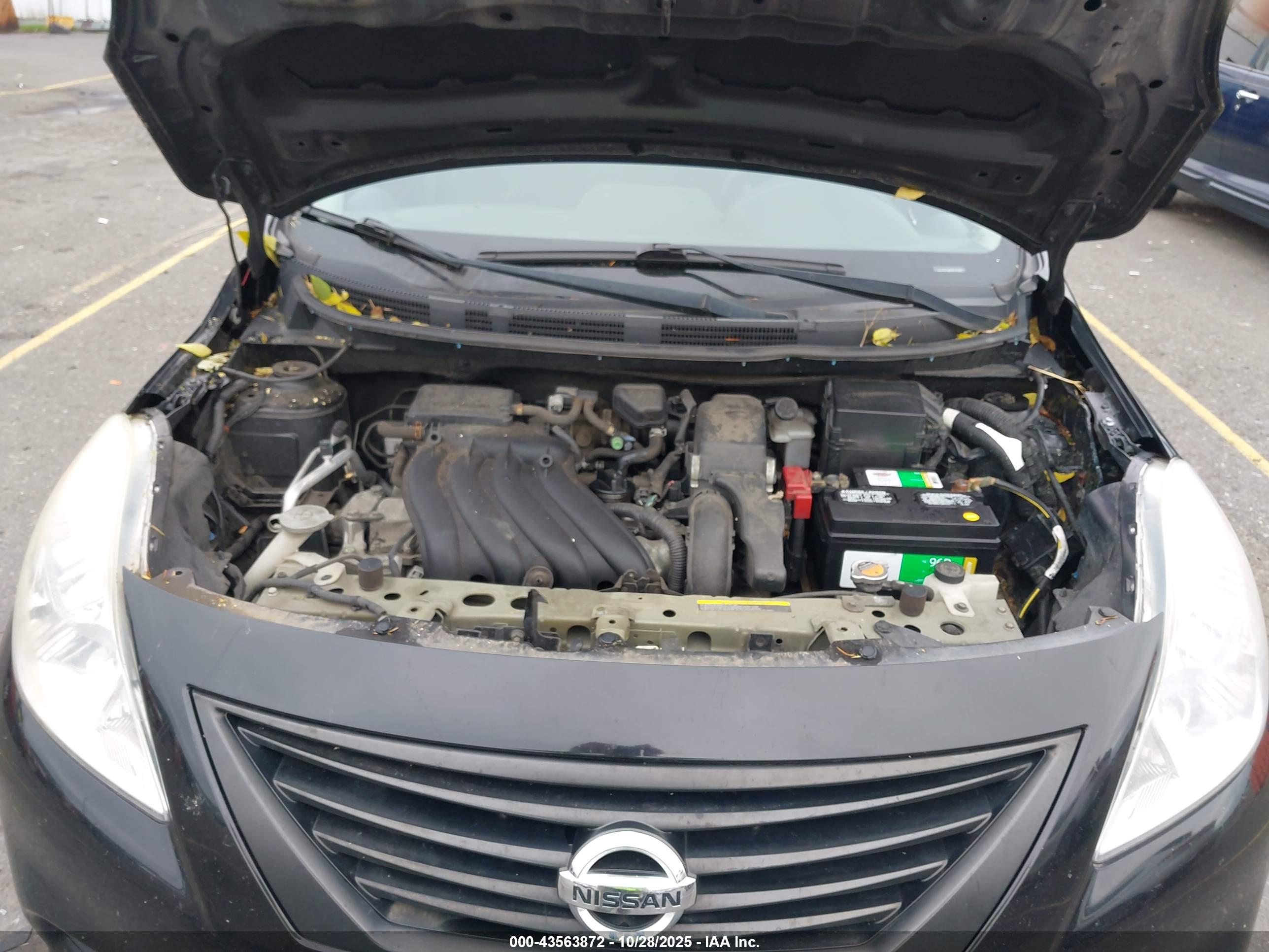 NISSAN VERSA image 10