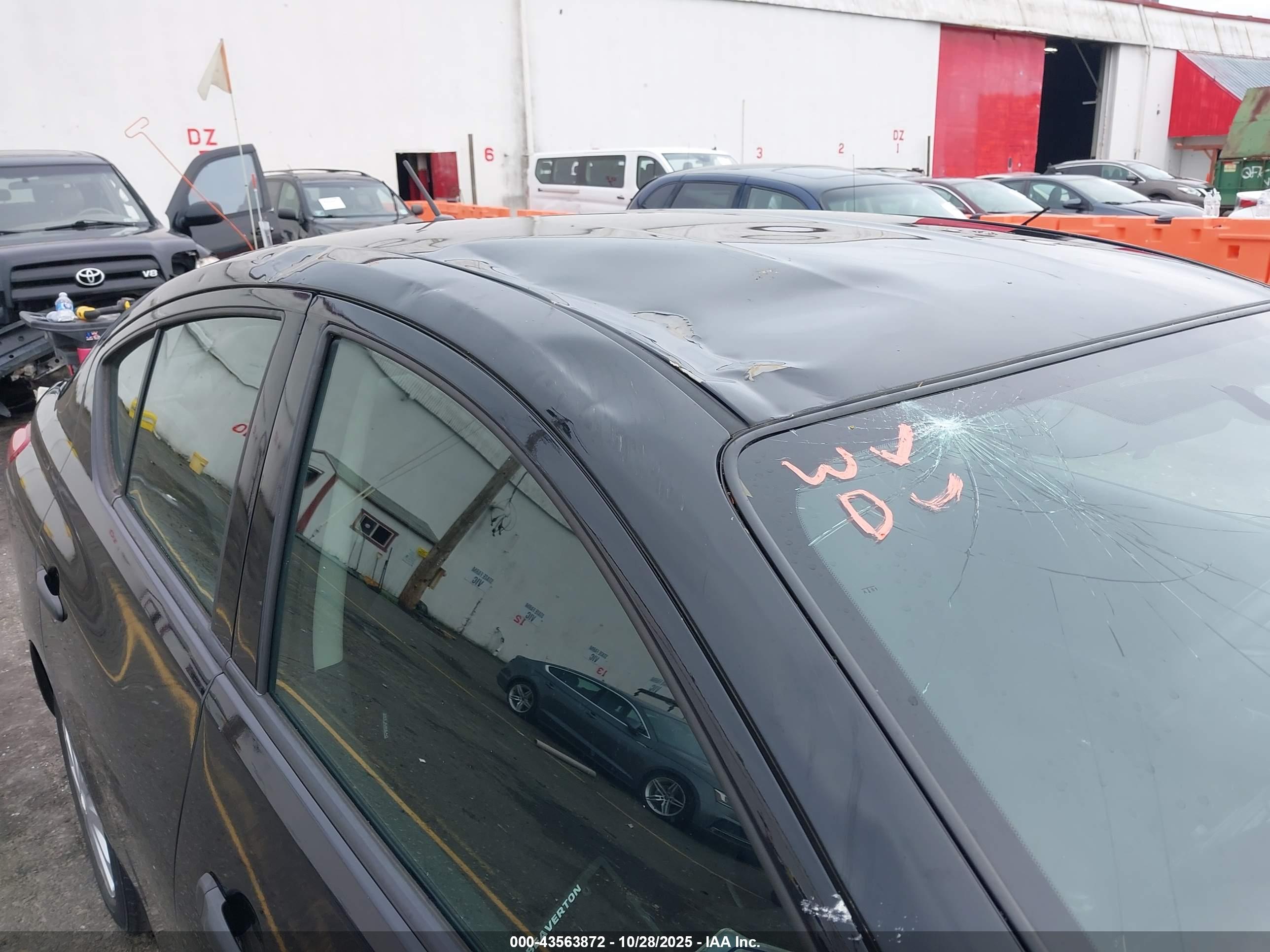 NISSAN VERSA image 6