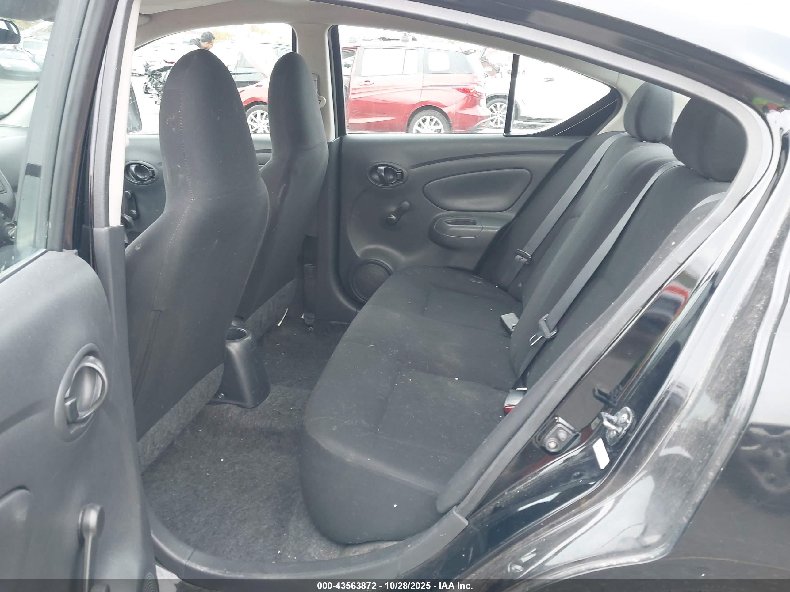 NISSAN VERSA image 8