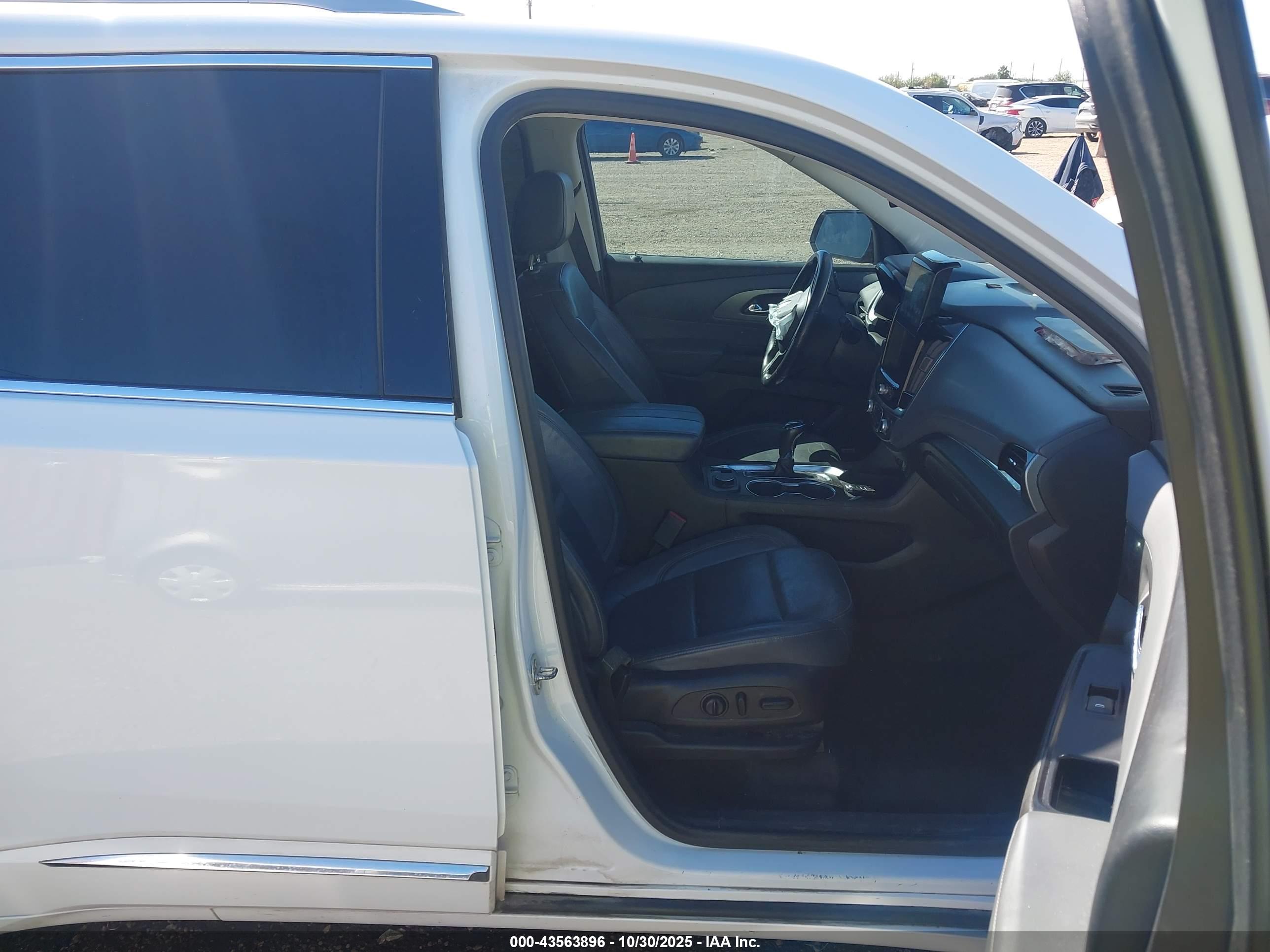 CHEVROLET TRAVERSE image 5