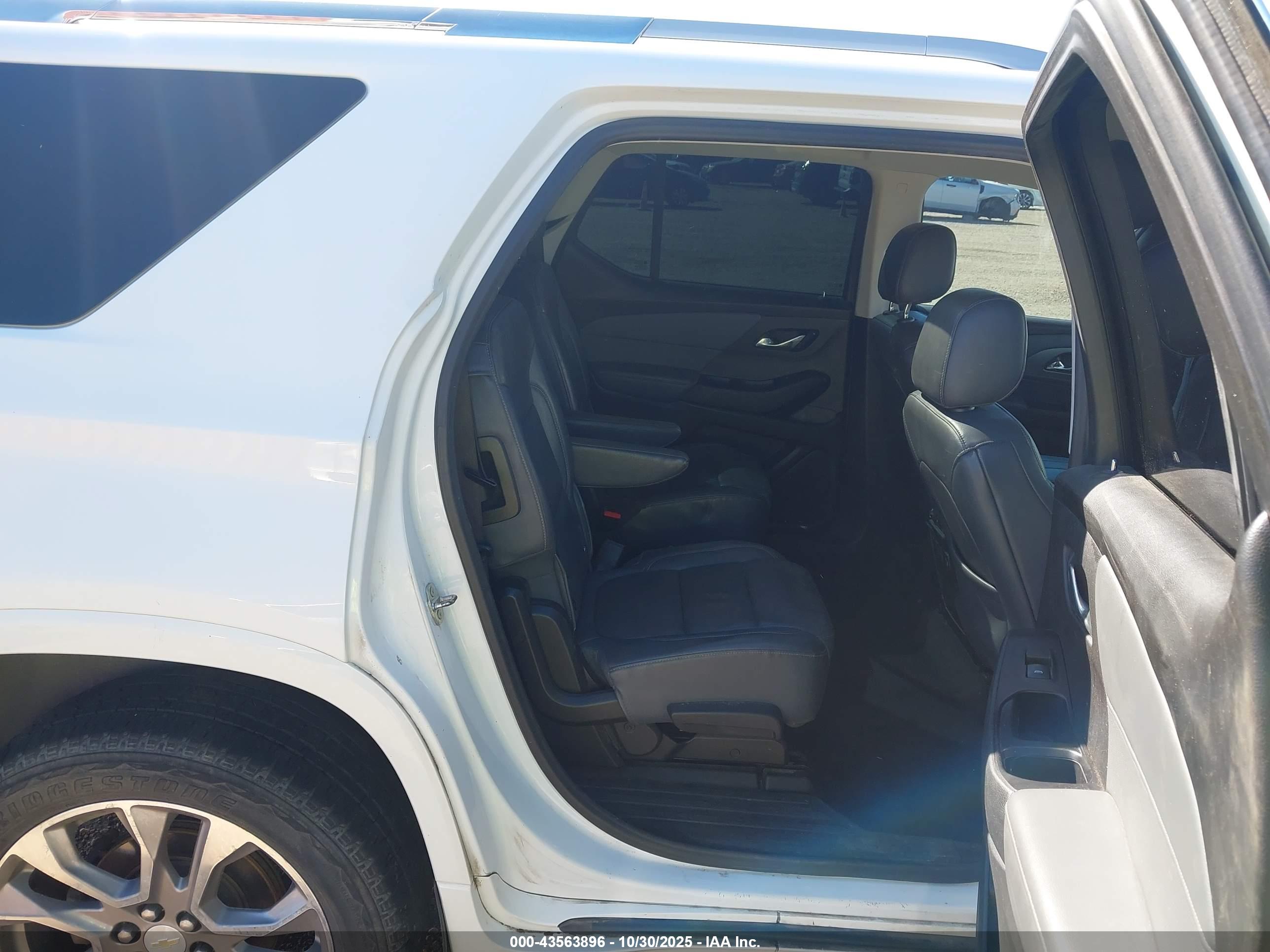 CHEVROLET TRAVERSE image 8