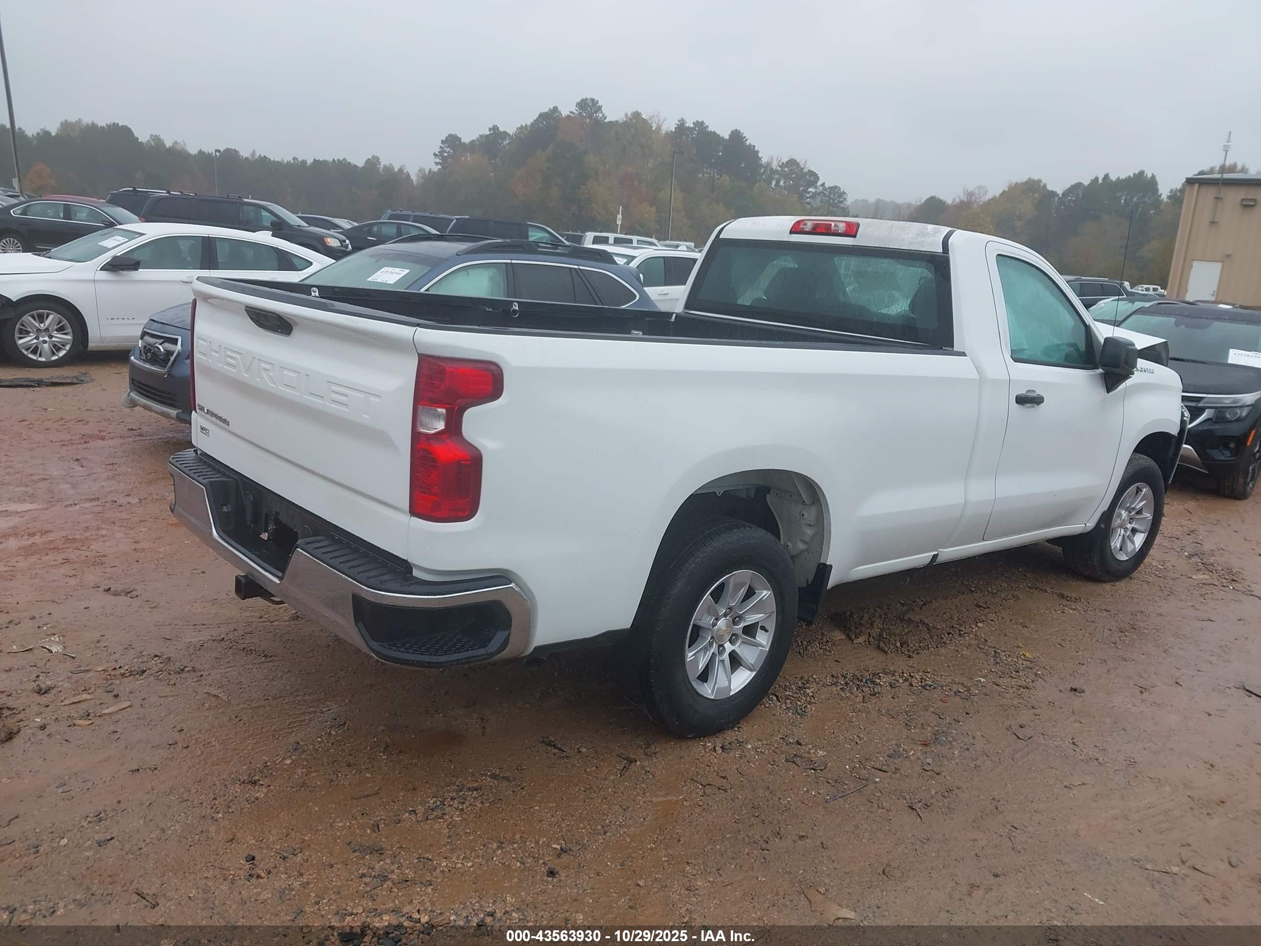 CHEVROLET SILVERADO image 4