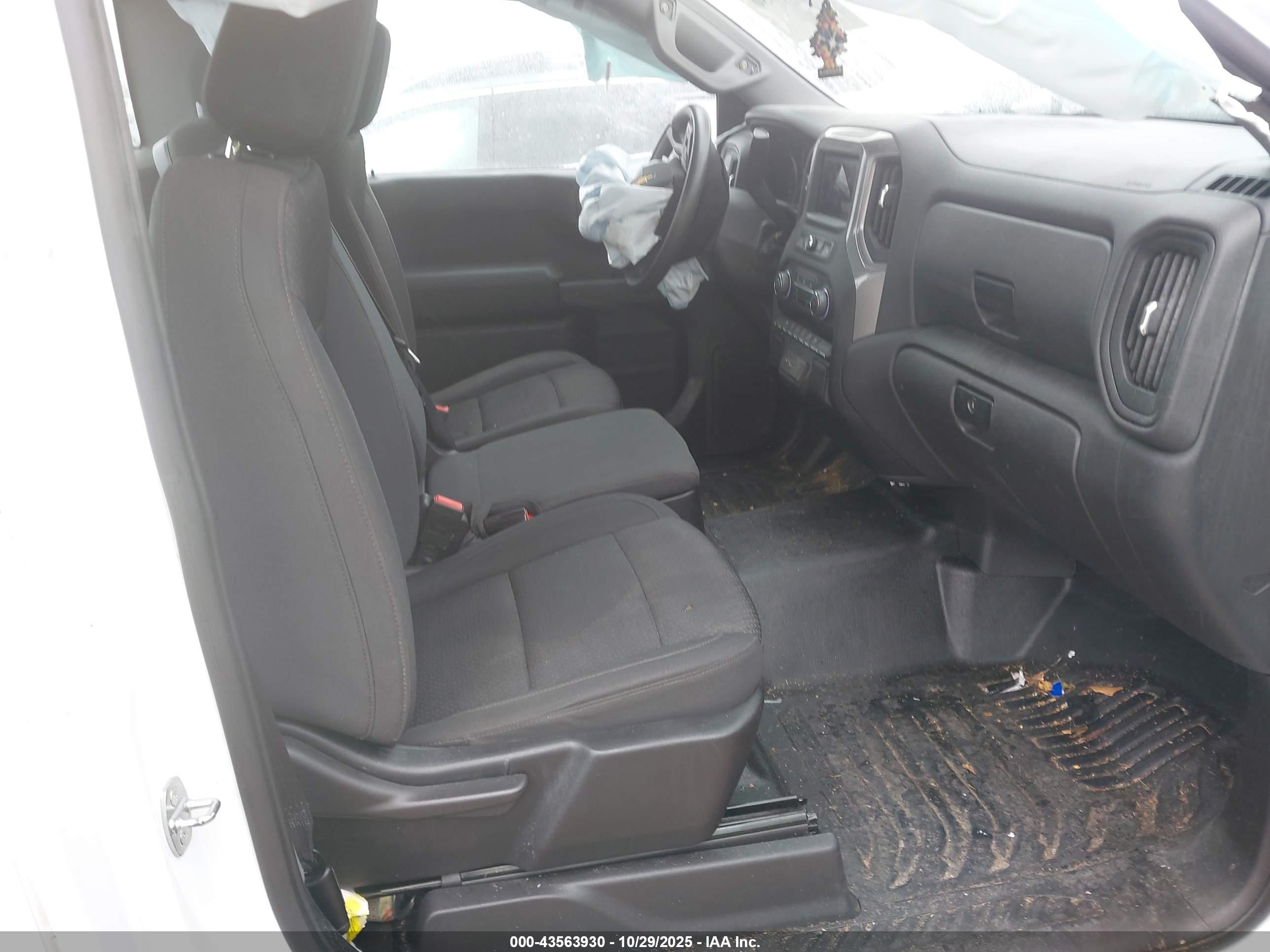 CHEVROLET SILVERADO image 5