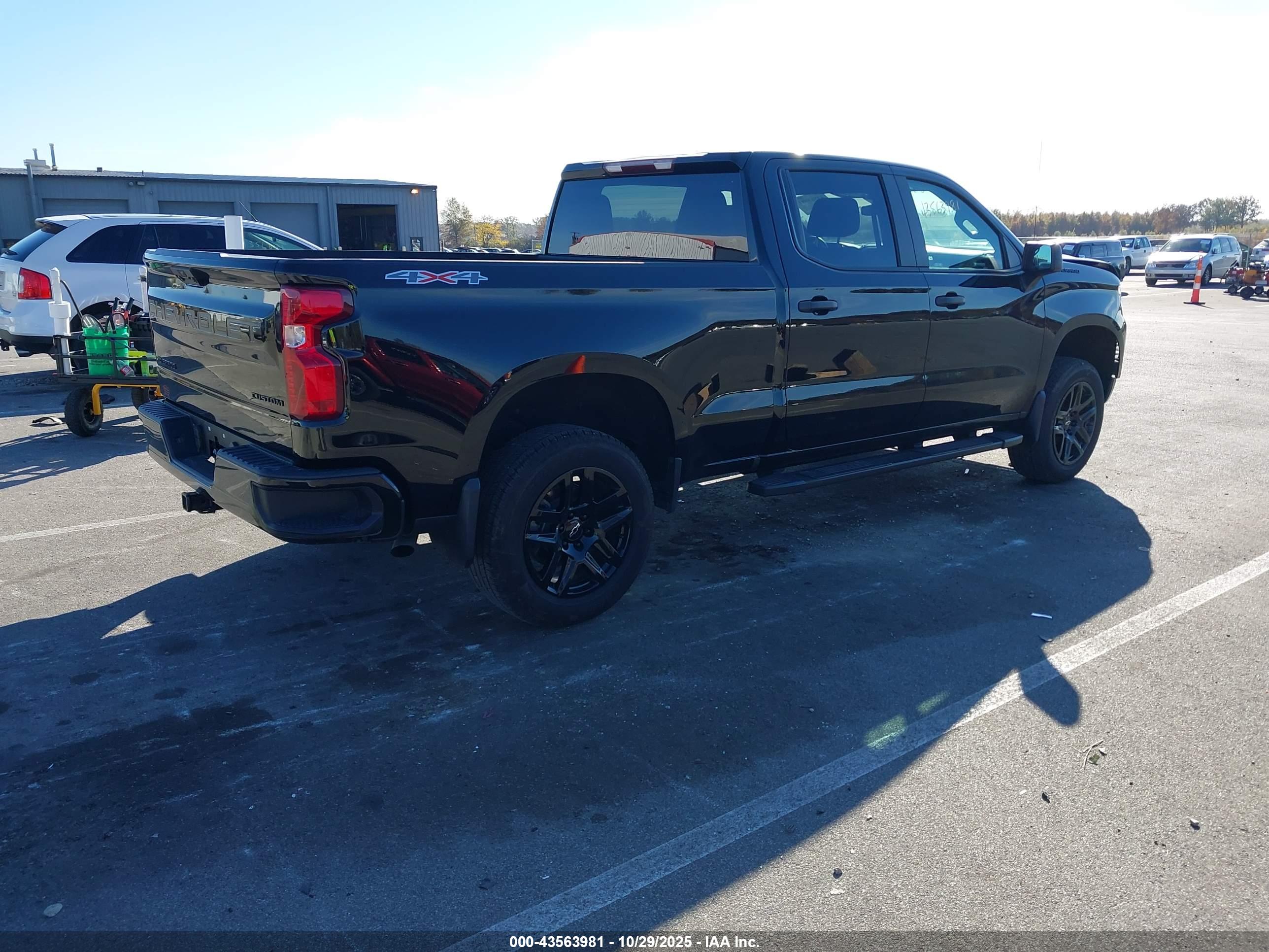 CHEVROLET SILVERADO image 4