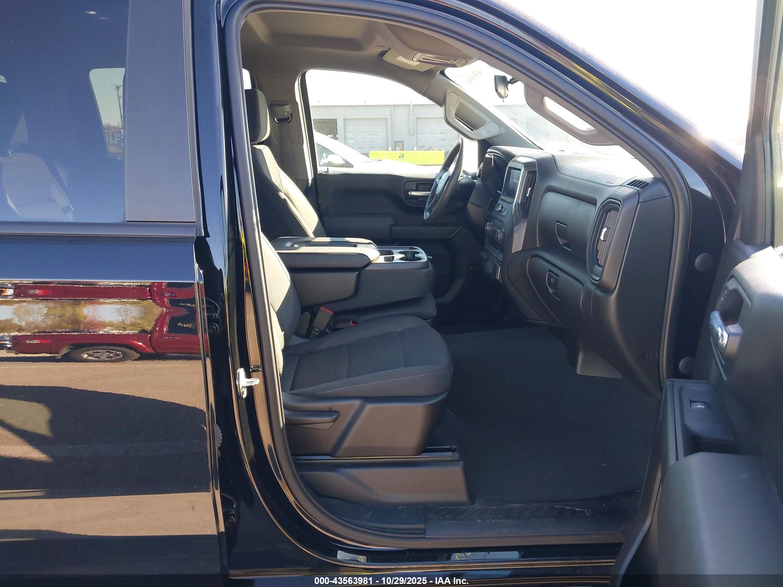 CHEVROLET SILVERADO image 5