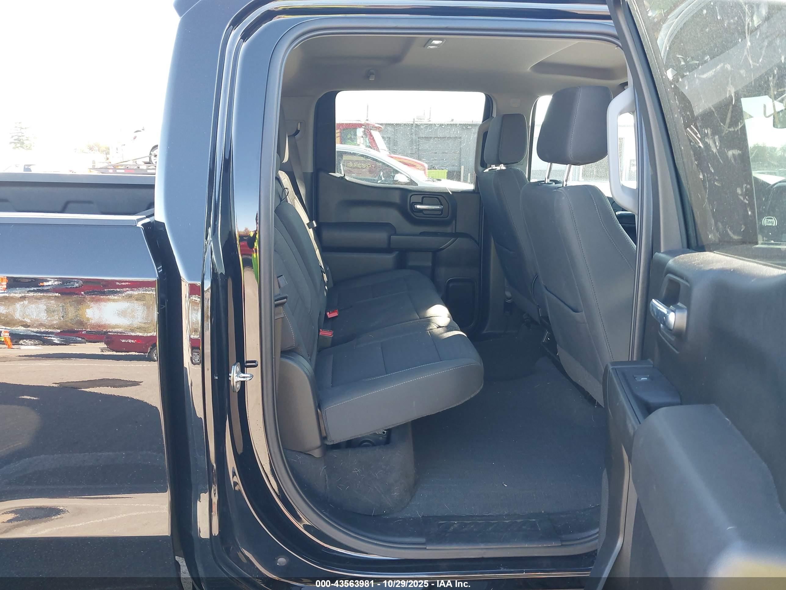 CHEVROLET SILVERADO image 8