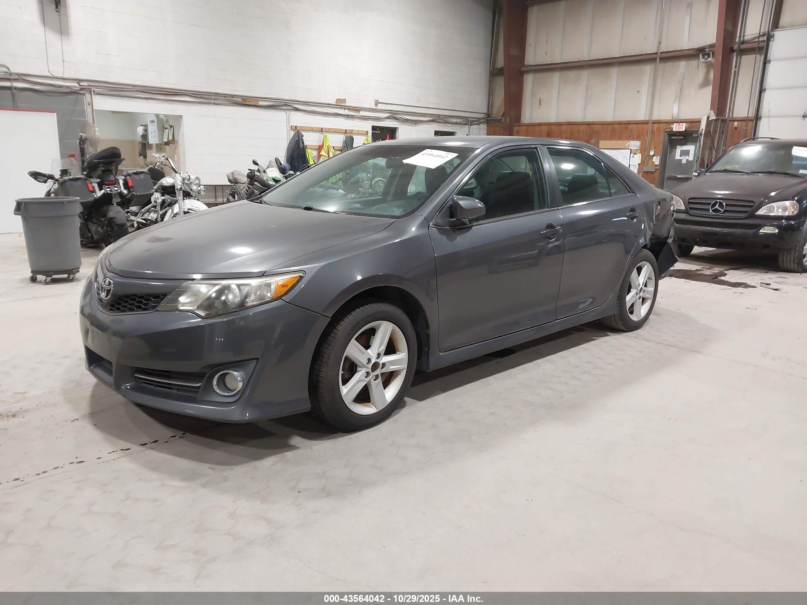 TOYOTA CAMRY image 2