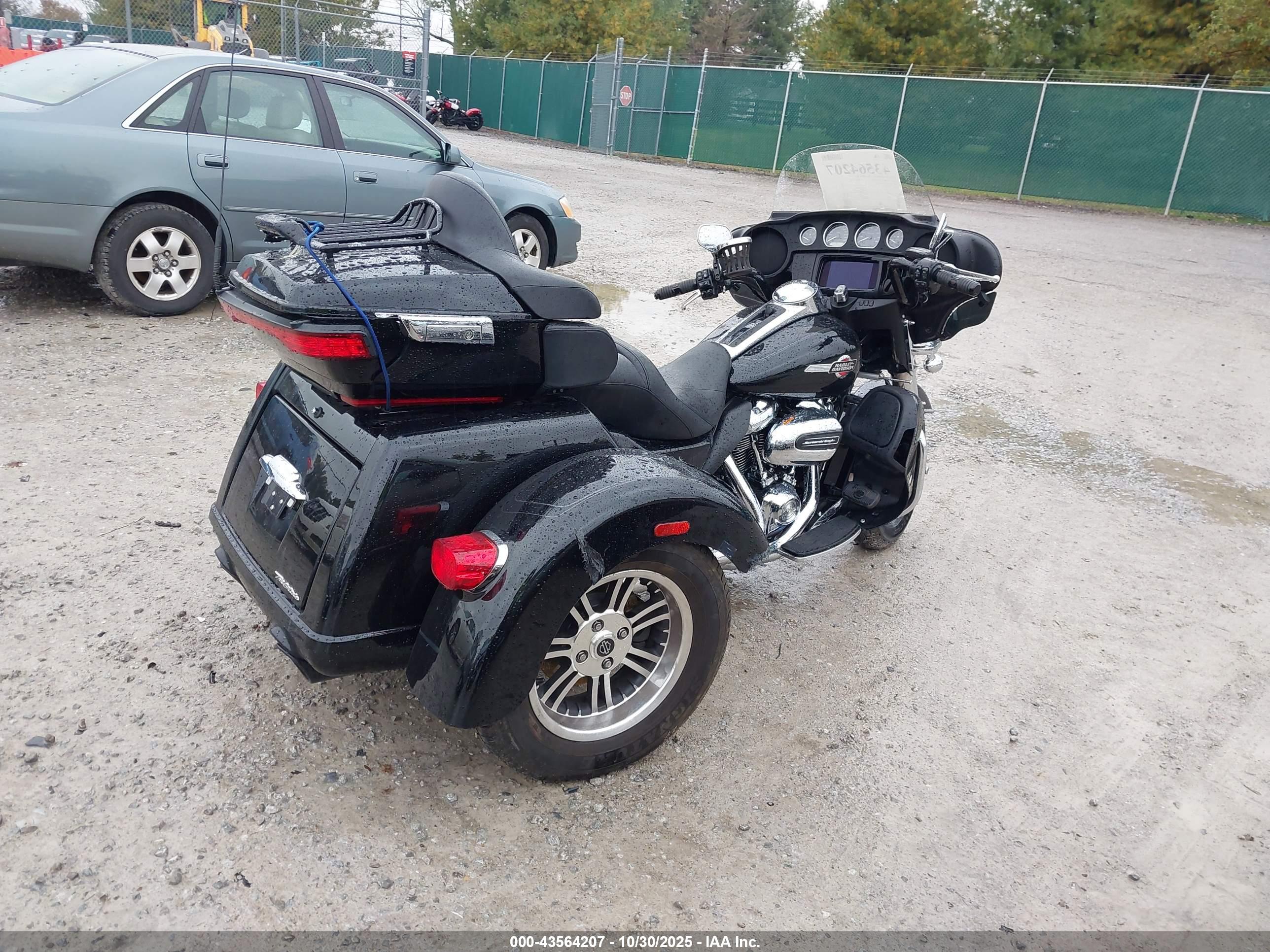 HARLEY-DAVIDSON FLHTCUTG image 4