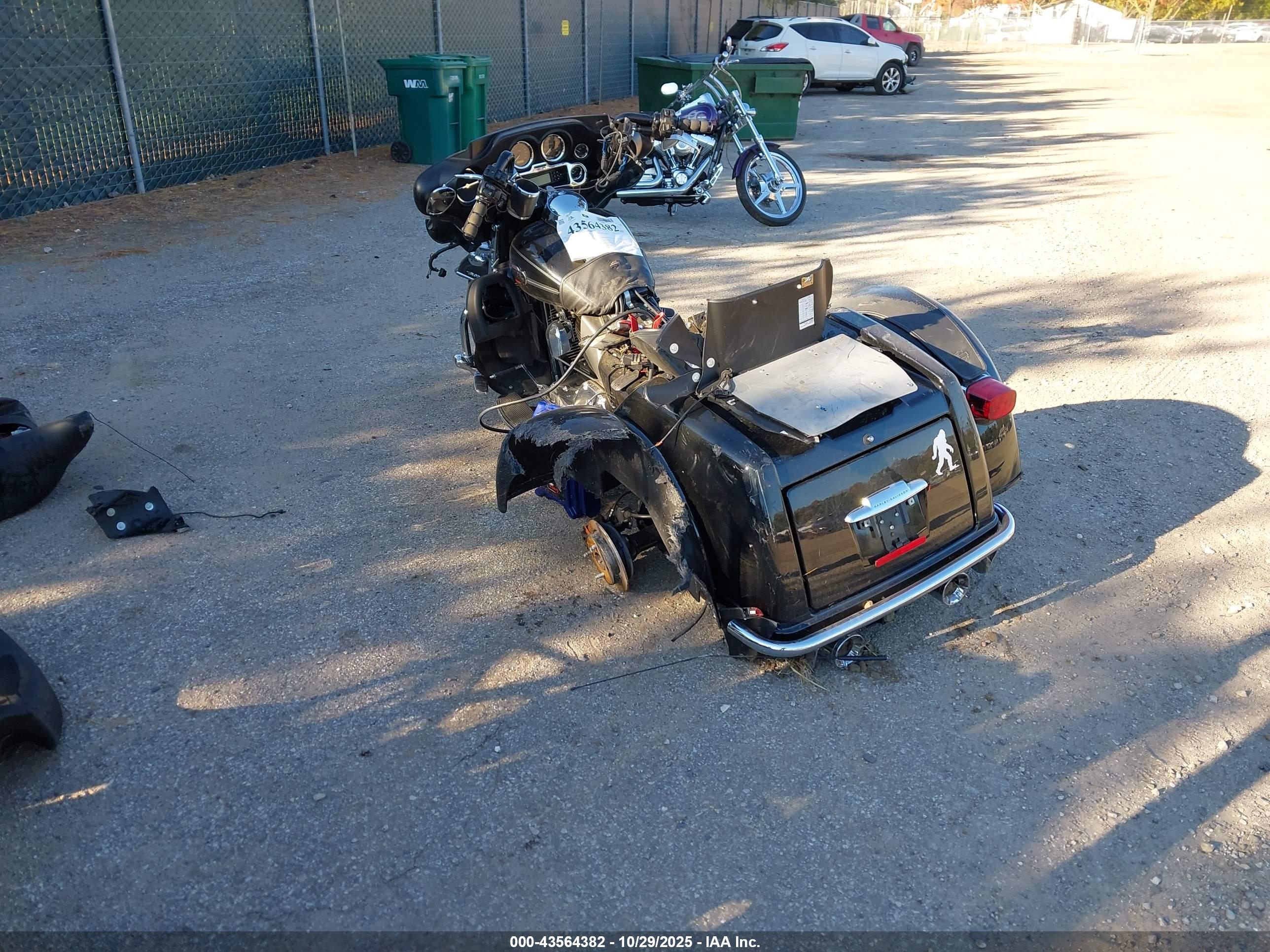 HARLEY-DAVIDSON FLHTCUTG image 3
