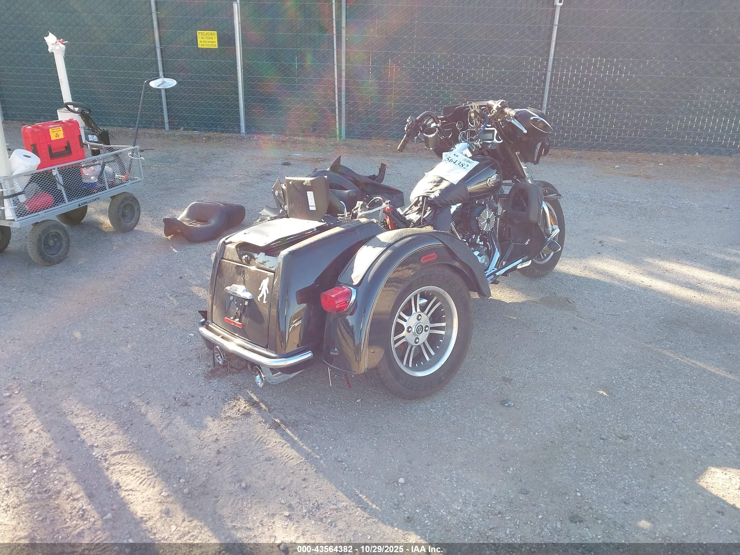 HARLEY-DAVIDSON FLHTCUTG image 4