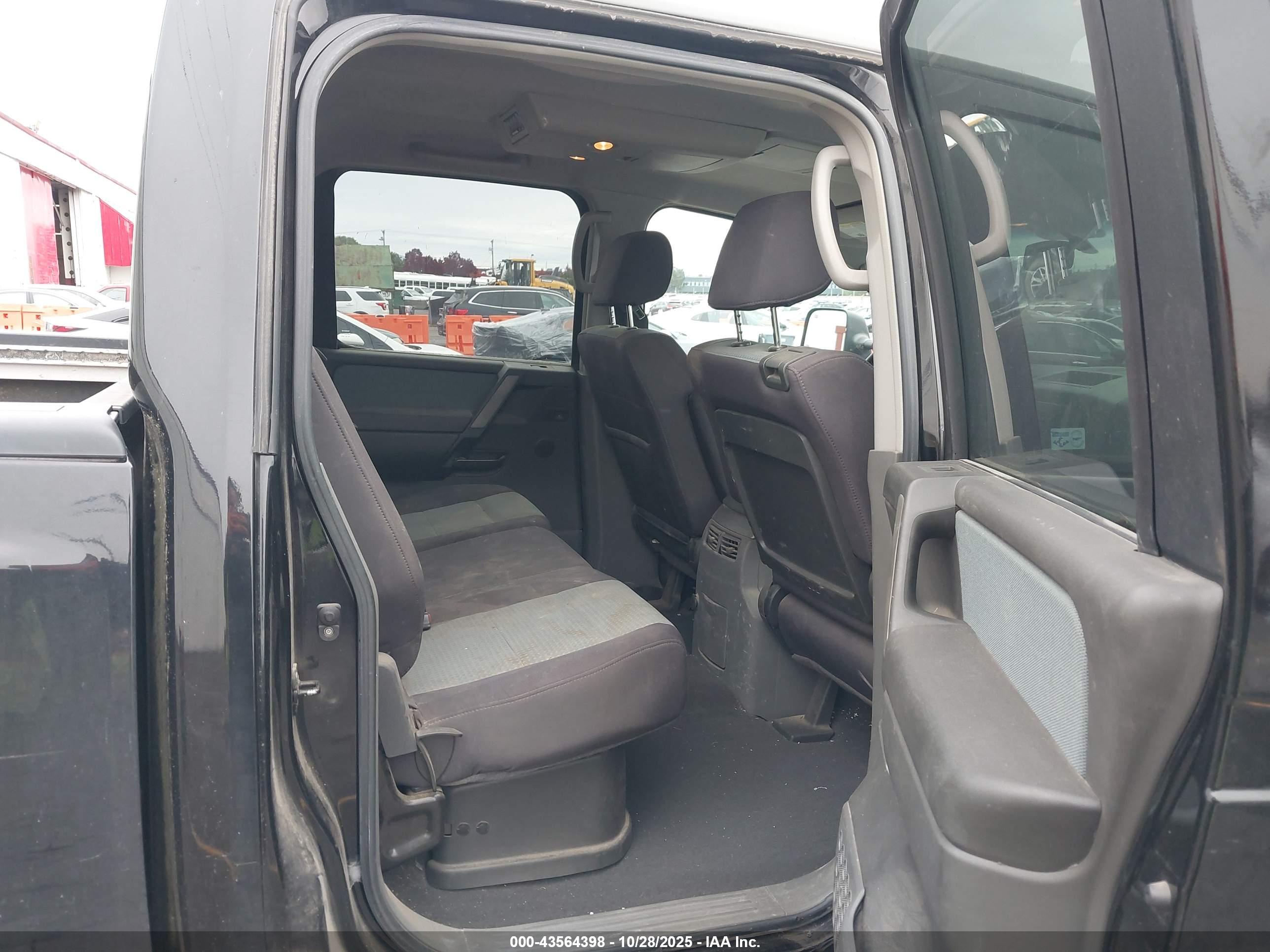 NISSAN TITAN image 8