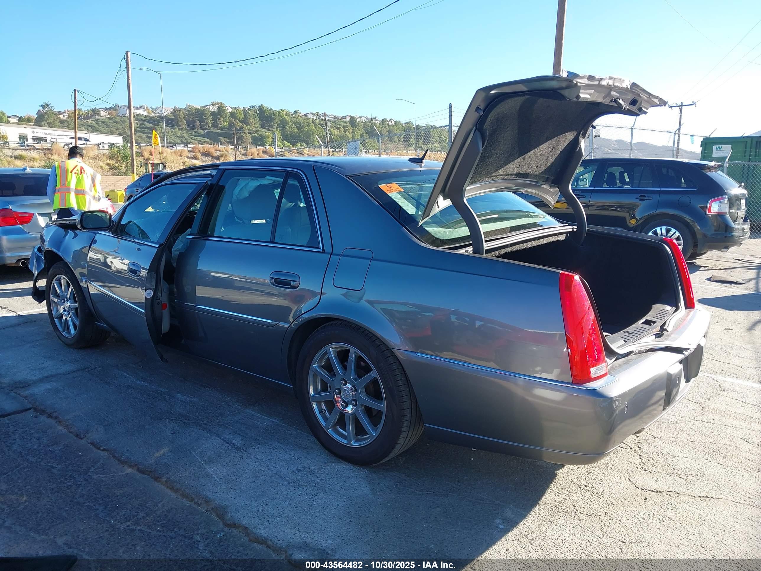 CADILLAC DTS image 3