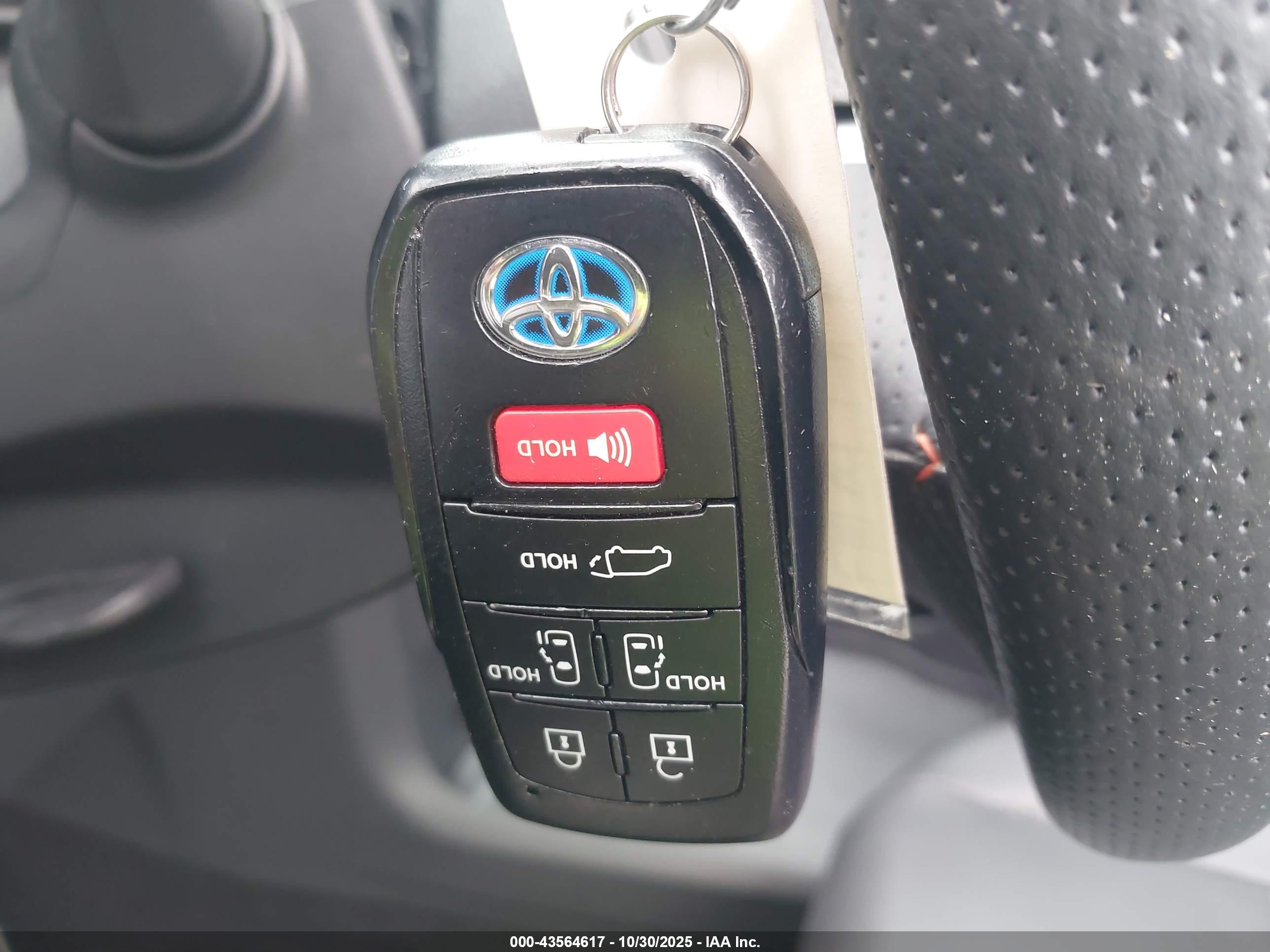 TOYOTA SIENNA image 11