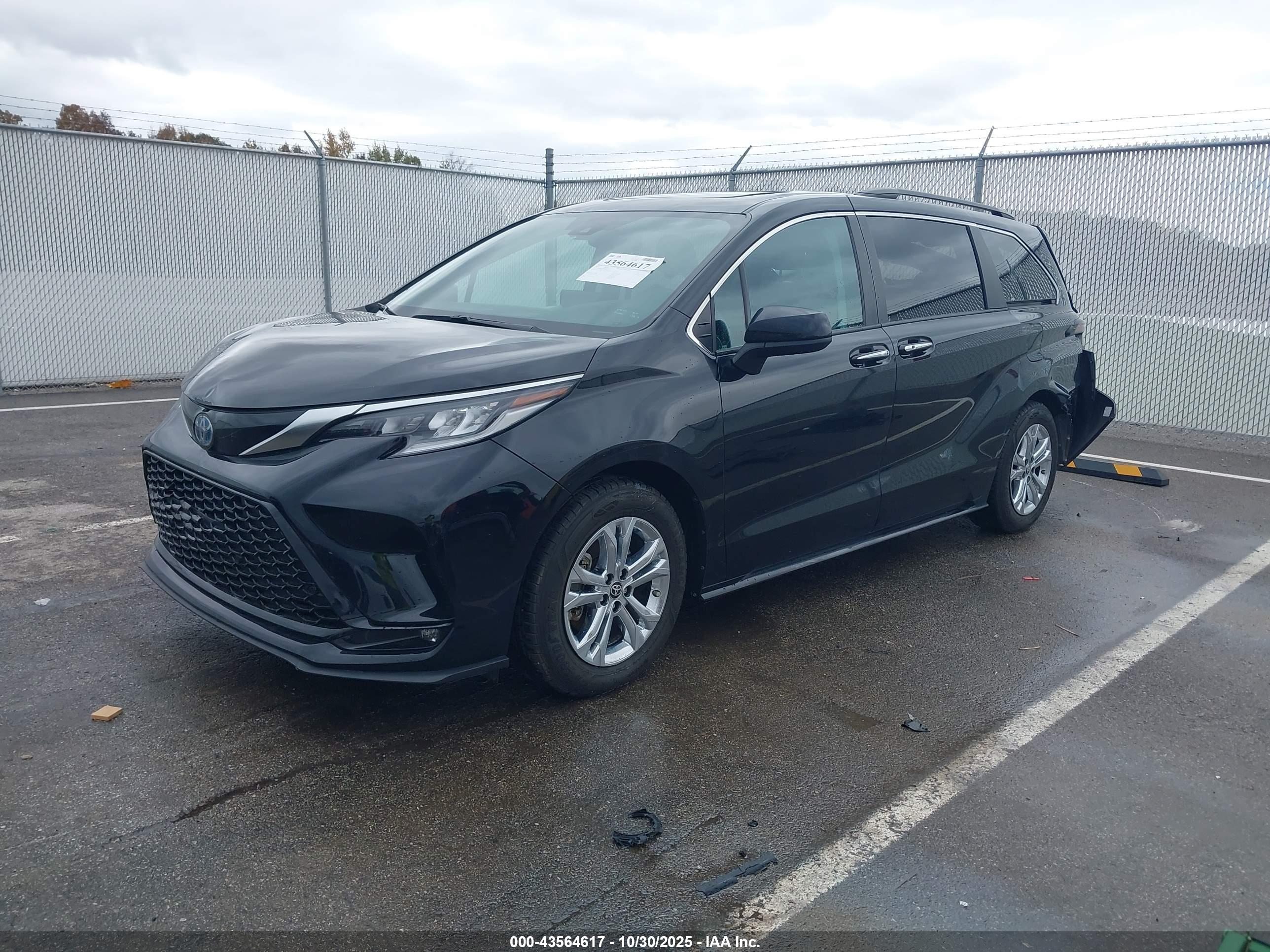 TOYOTA SIENNA image 2