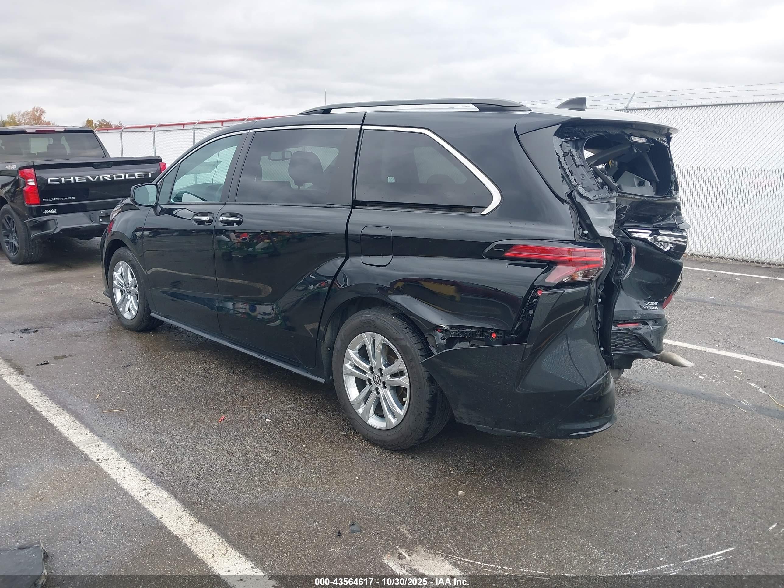 TOYOTA SIENNA image 3