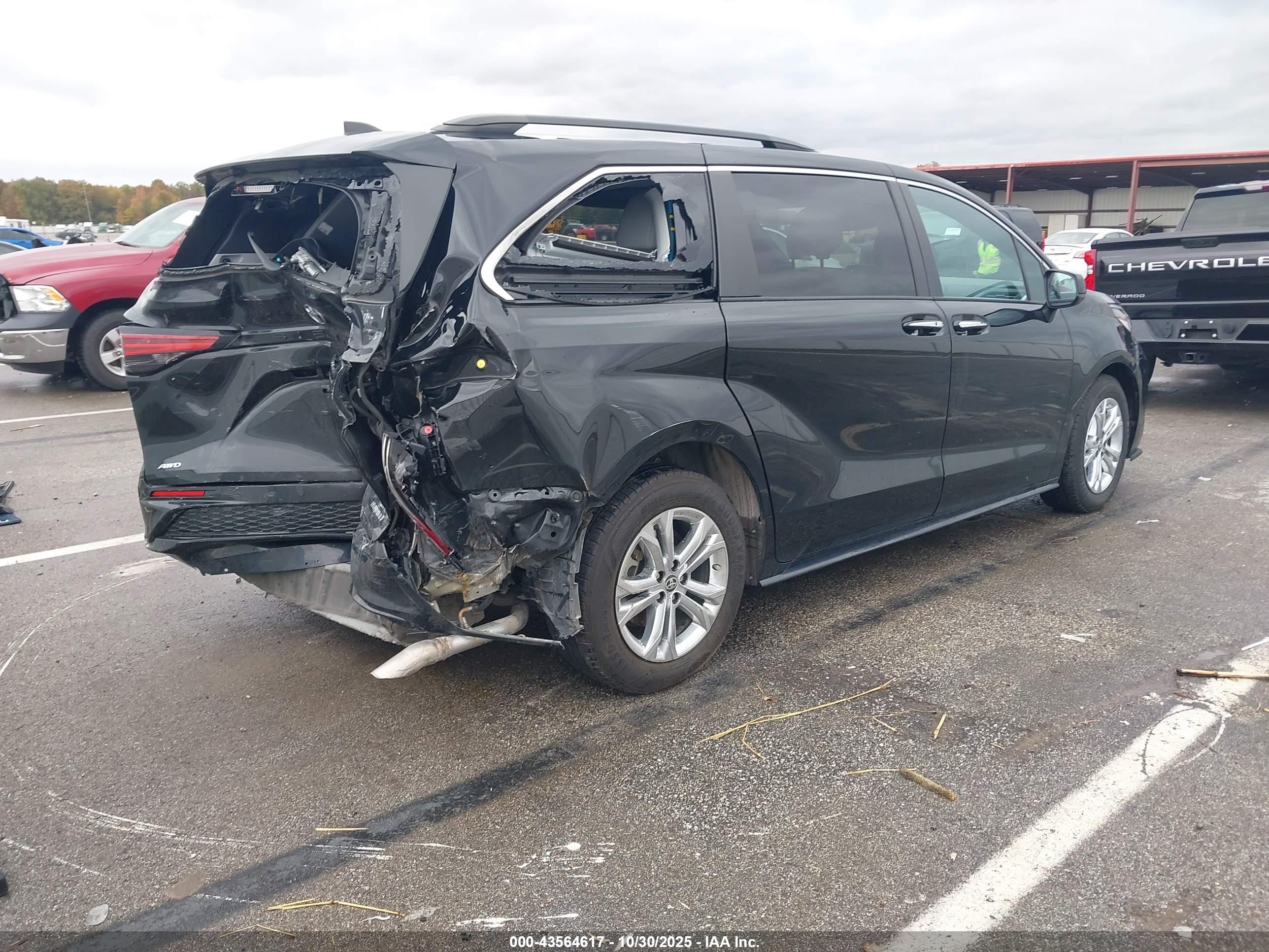 TOYOTA SIENNA image 4