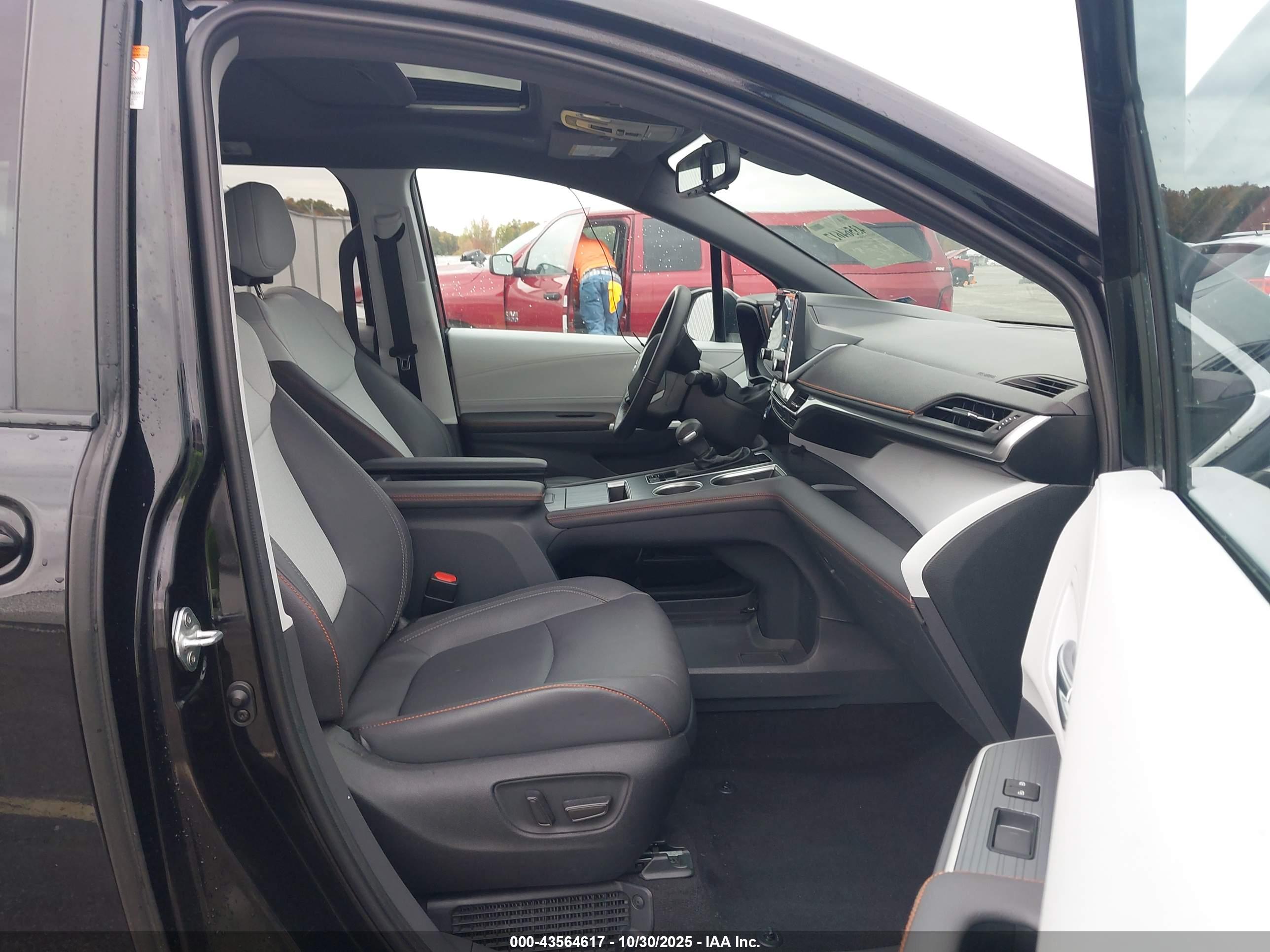 TOYOTA SIENNA image 5