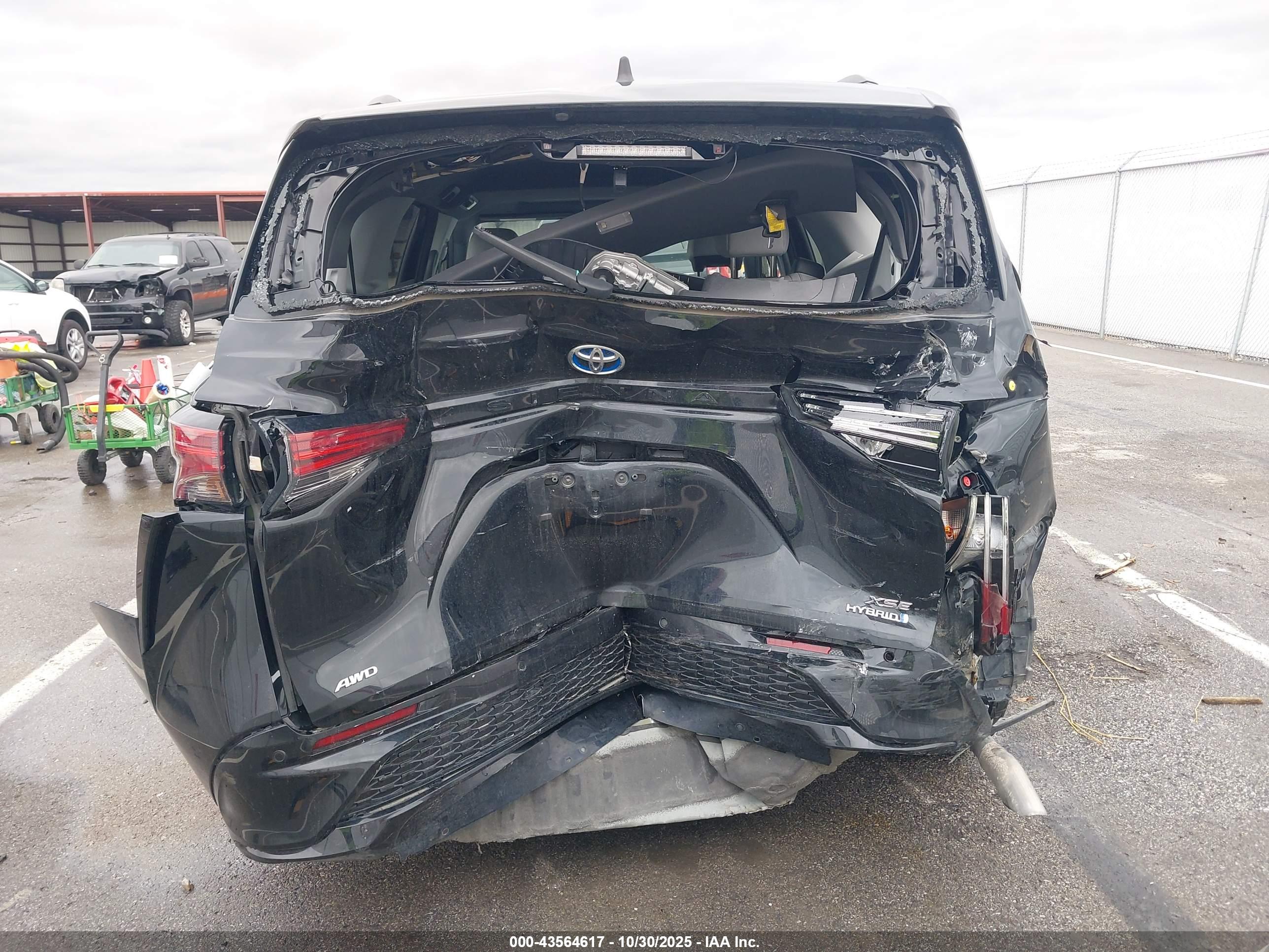 TOYOTA SIENNA image 6