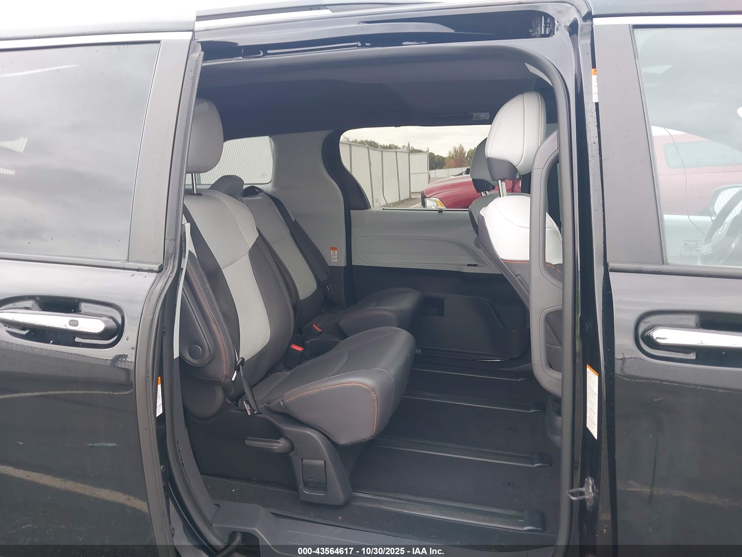 TOYOTA SIENNA image 8