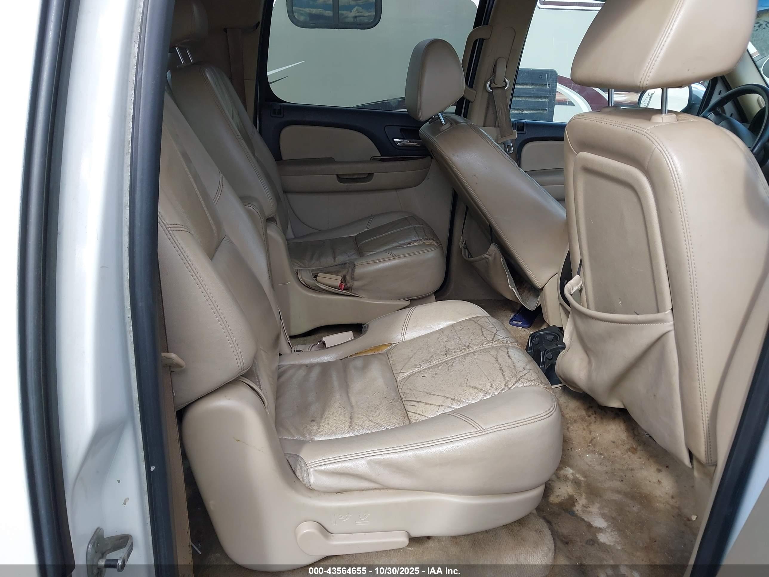 CHEVROLET SUBURBAN image 8
