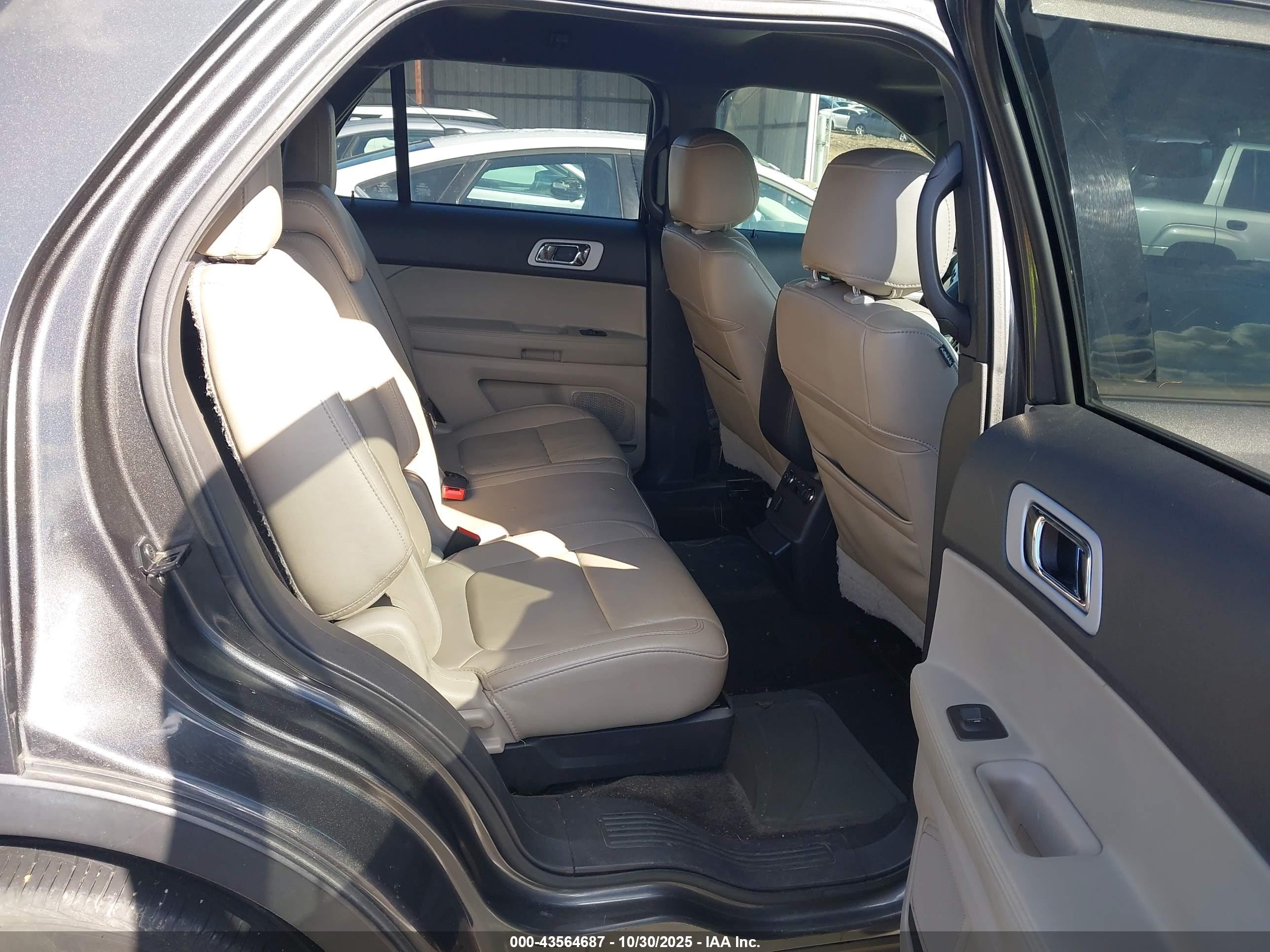FORD EXPLORER image 8