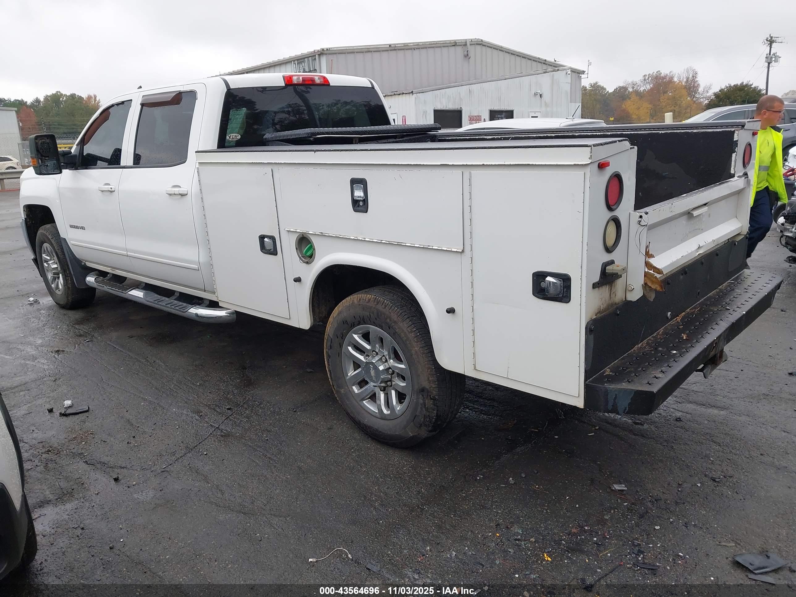 CHEVROLET SILVERADO image 3