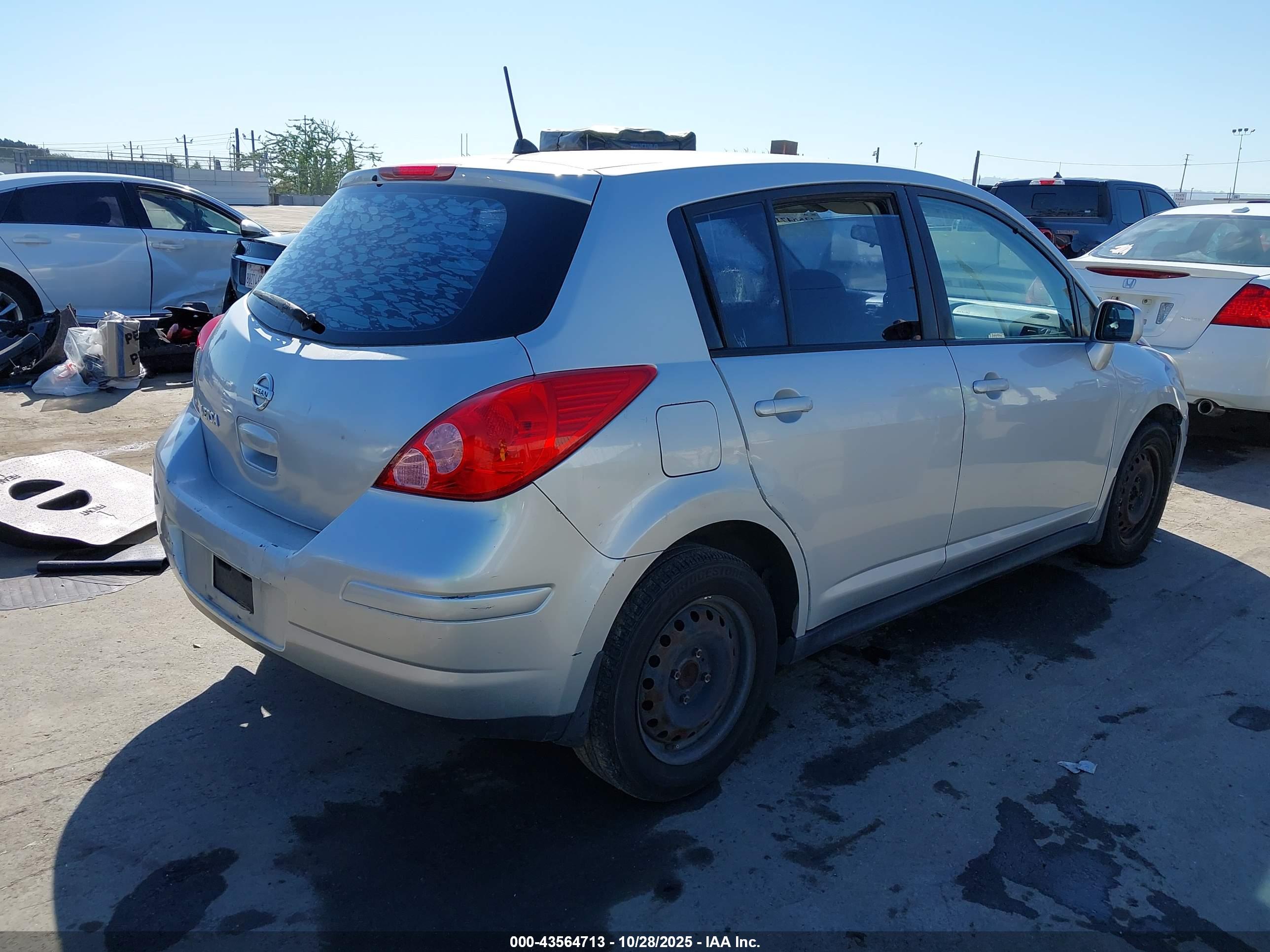 NISSAN VERSA image 4