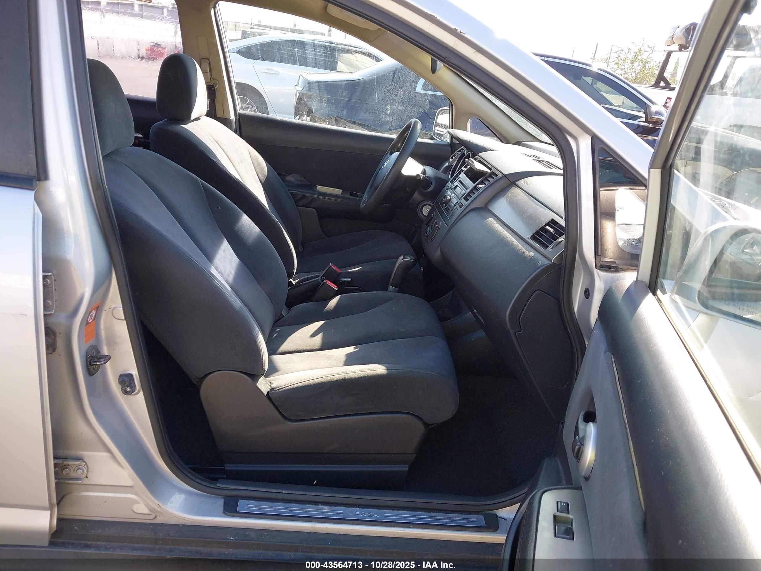 NISSAN VERSA image 5